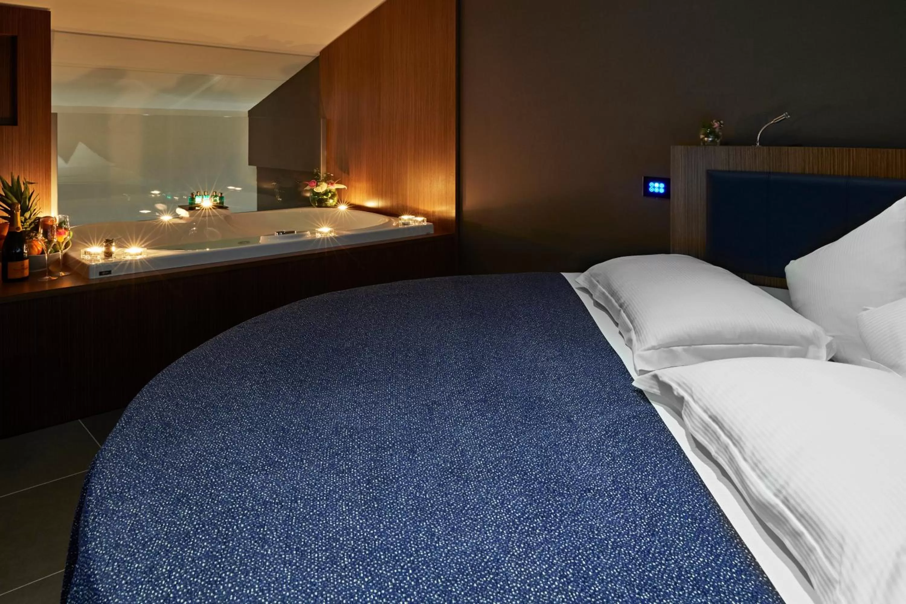 Bedroom, Bed in Hotel The Building