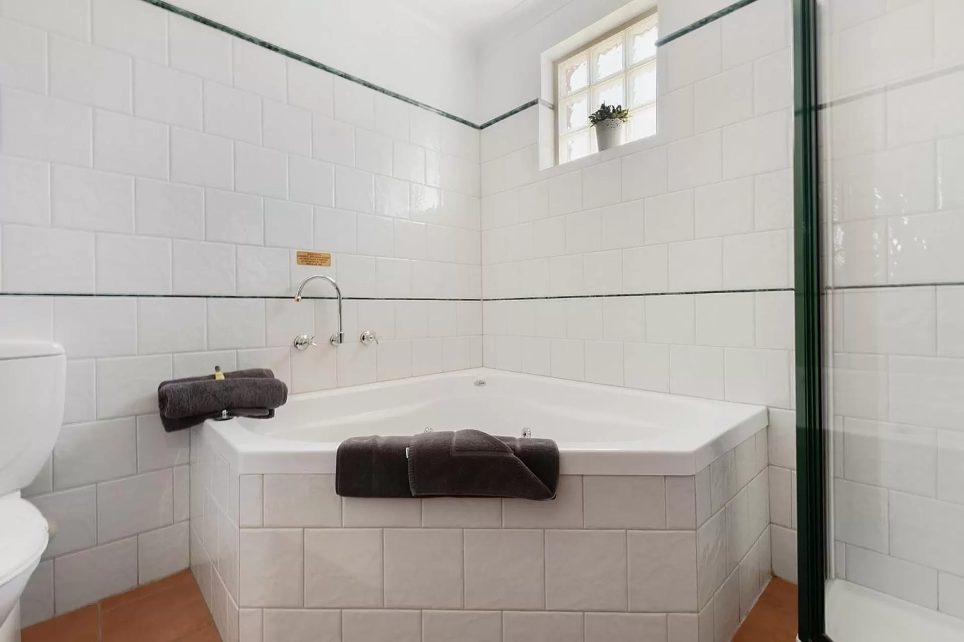 Bathroom in Georgian Motor Lodge