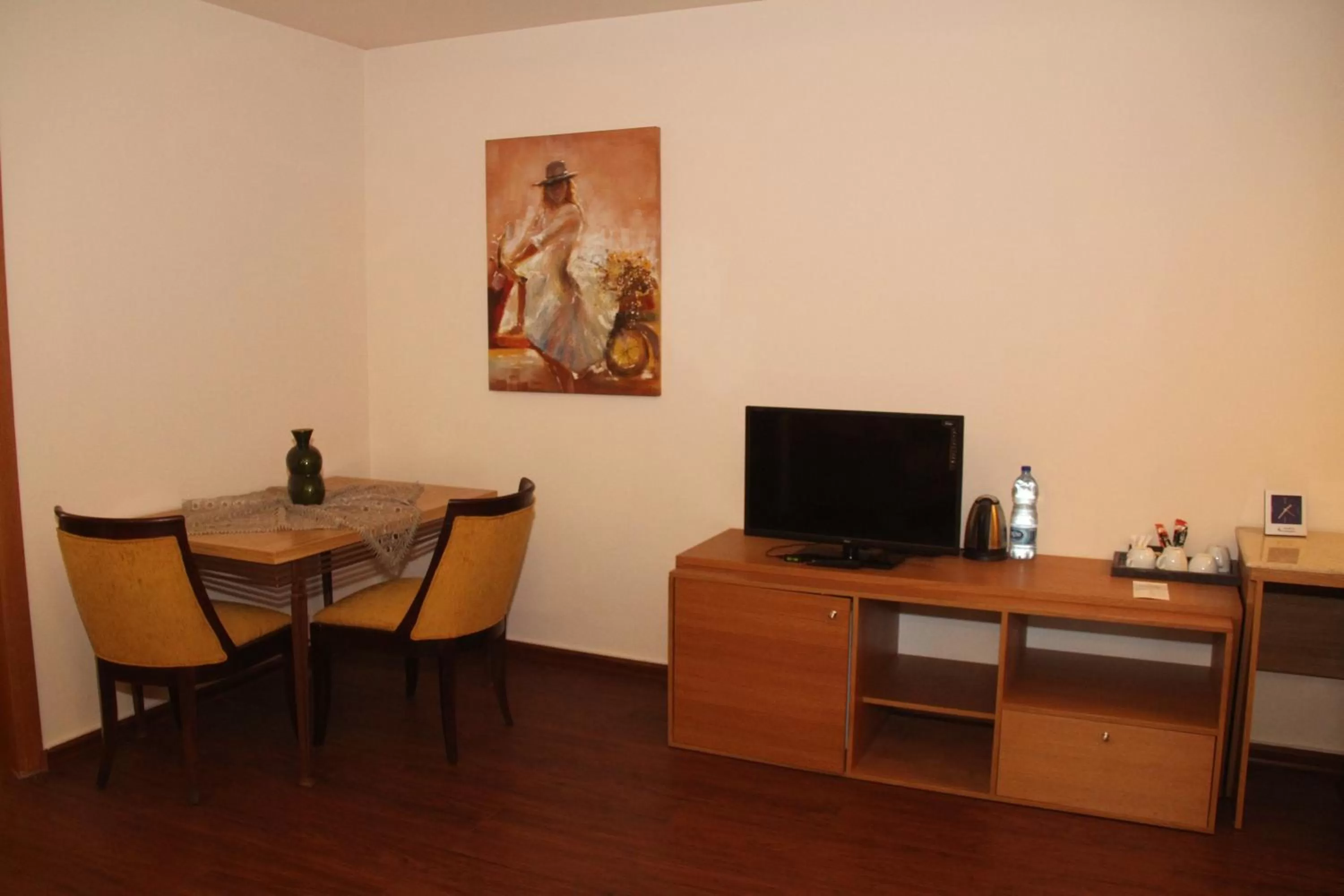 TV and multimedia, Dining Area in Saleem Afandi Hotel