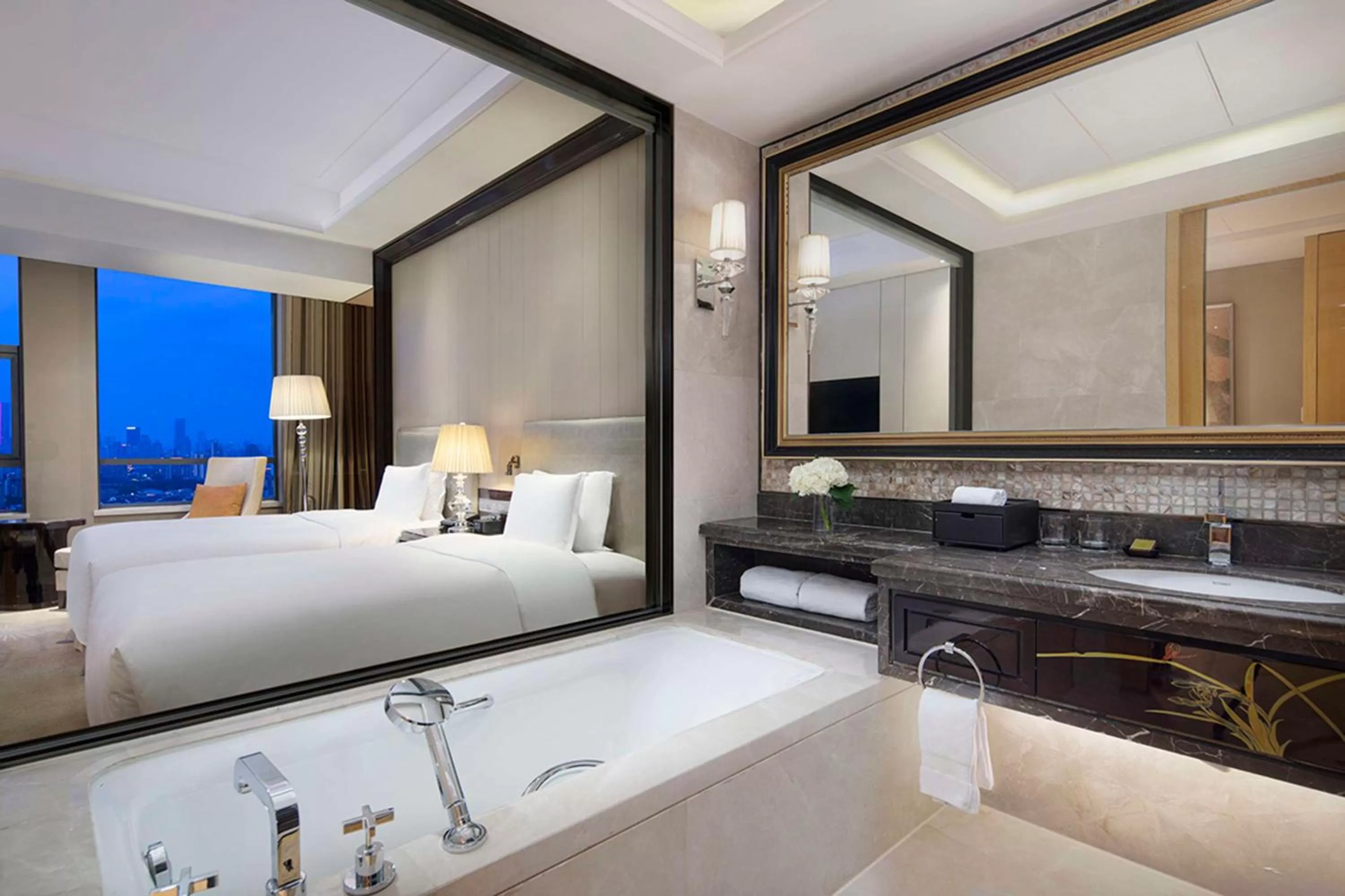 Executive Twin Room with Access to Executive Lounge in Hilton Nanjing