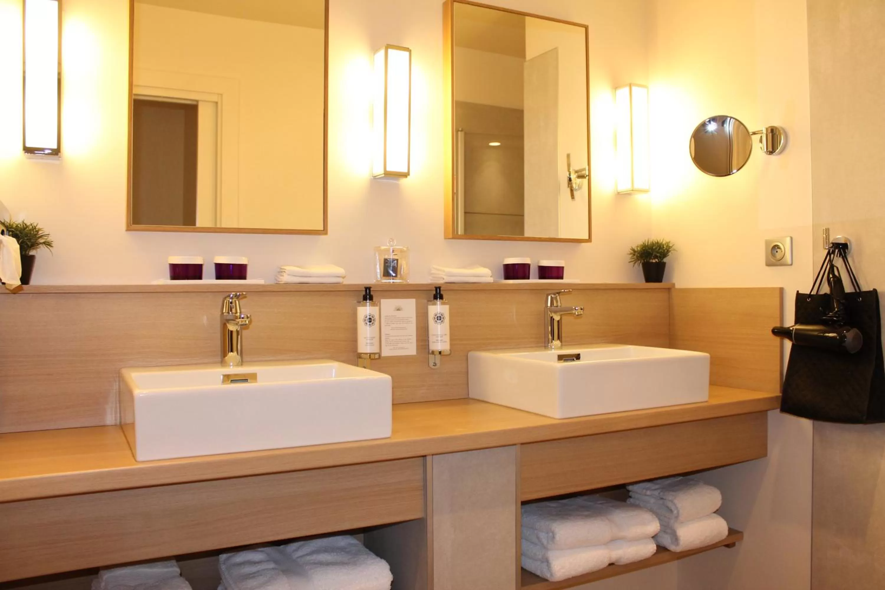 Property building, Bathroom in Hôtel jardin Le Pasteur