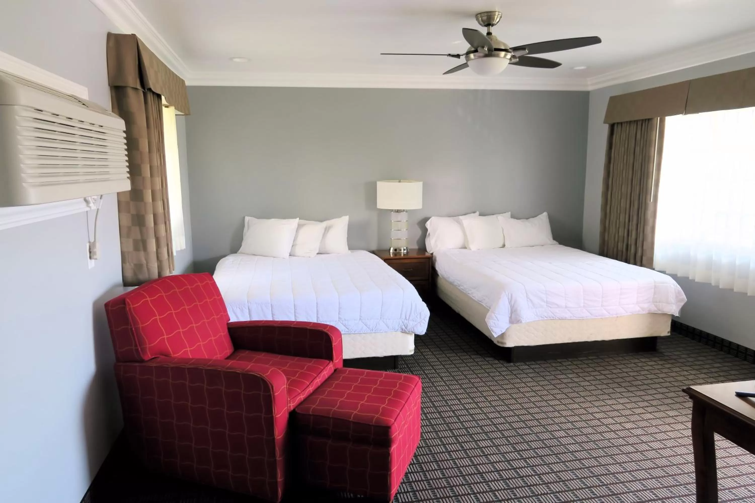 Bedroom, Bed in Viking Motel-Ventura