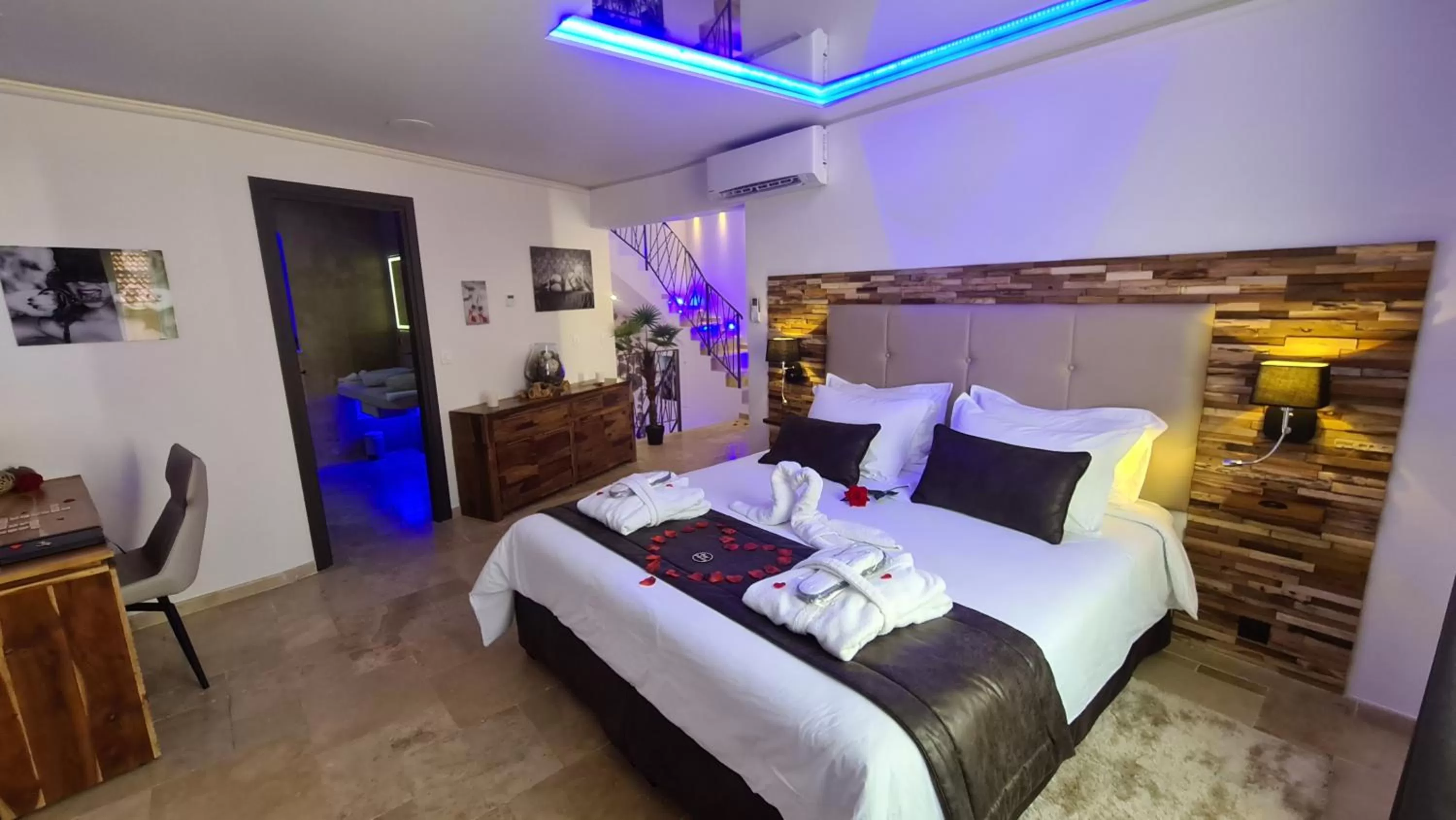 Bedroom, Bed in Loveroom La Garçonn'Hyères