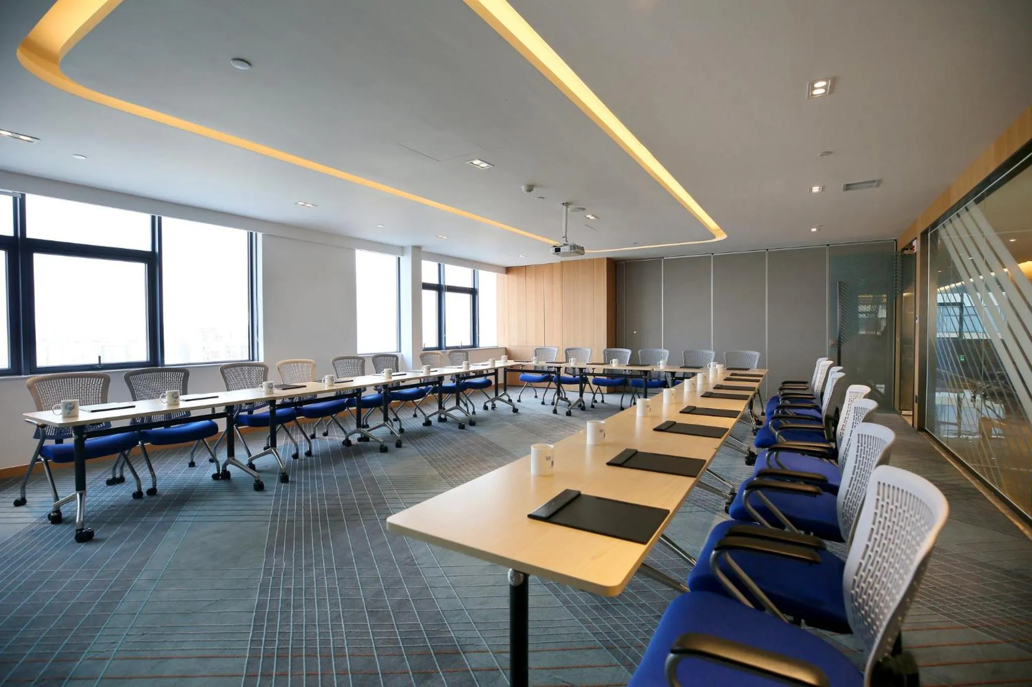 Meeting/conference room in Holiday Inn Express Chengdu North Railway Station by IHG - Near Panda Base, Near Chunxi Road Free laundromat