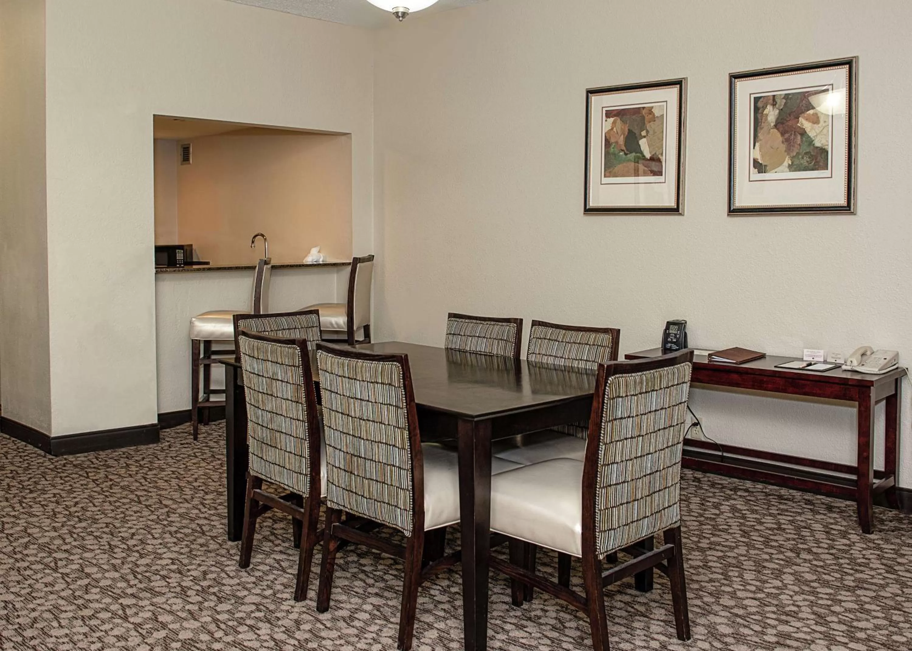 Living room in DoubleTree by Hilton Lafayette