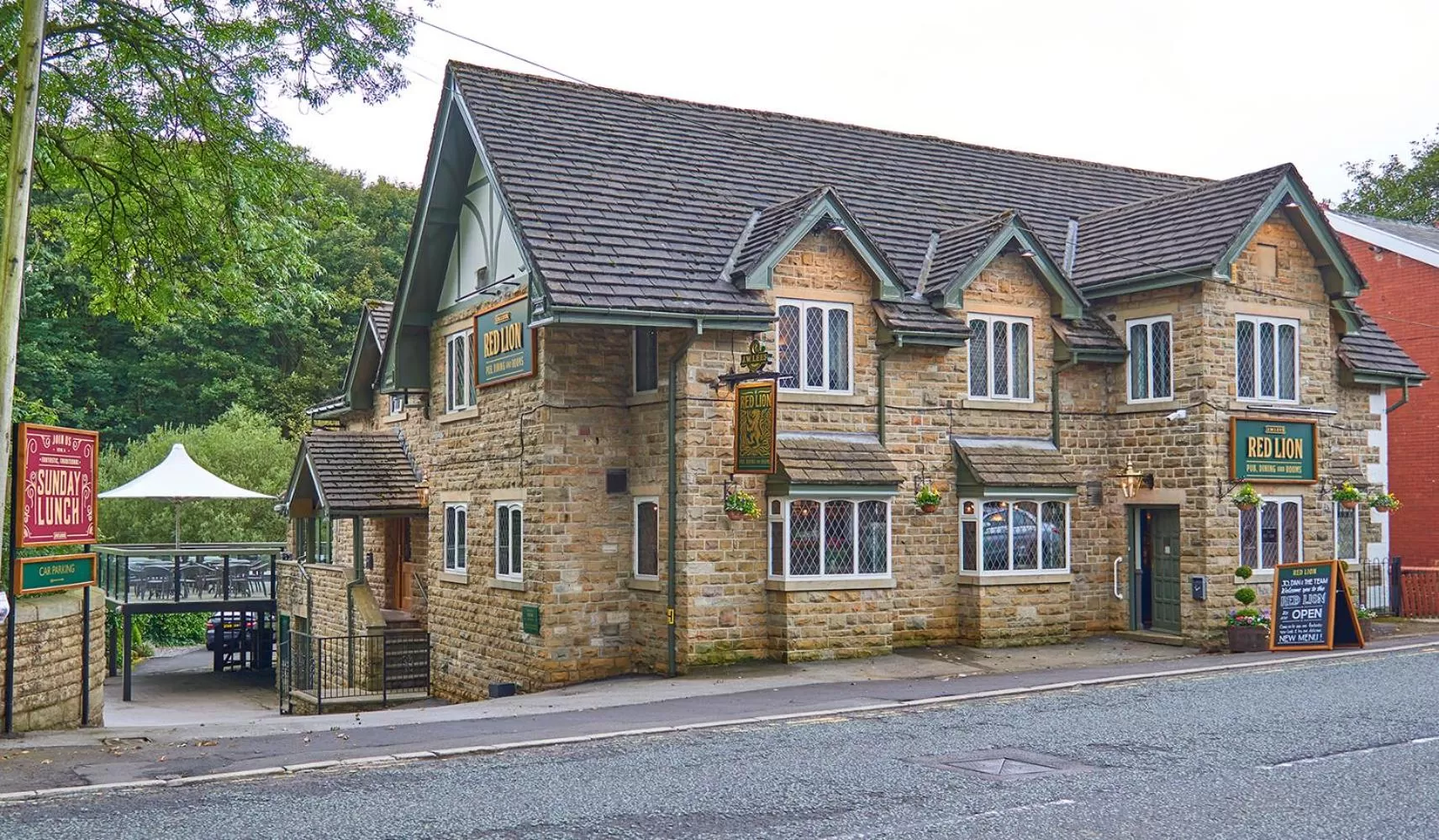 Facade/entrance in The Red Lion Hawkshaw