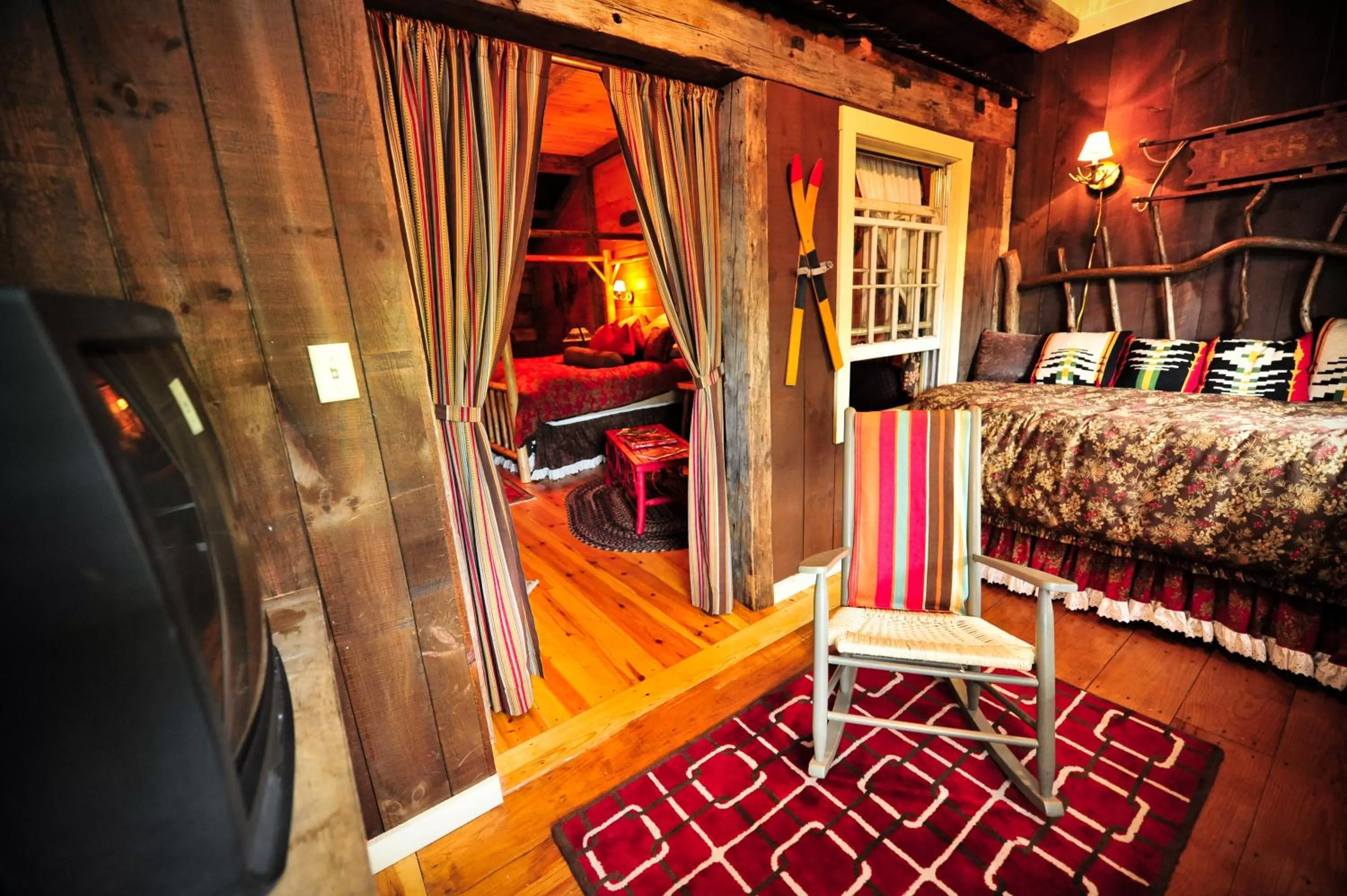 Seating area, Bed in The Common Man Inn, Spa & Lodge