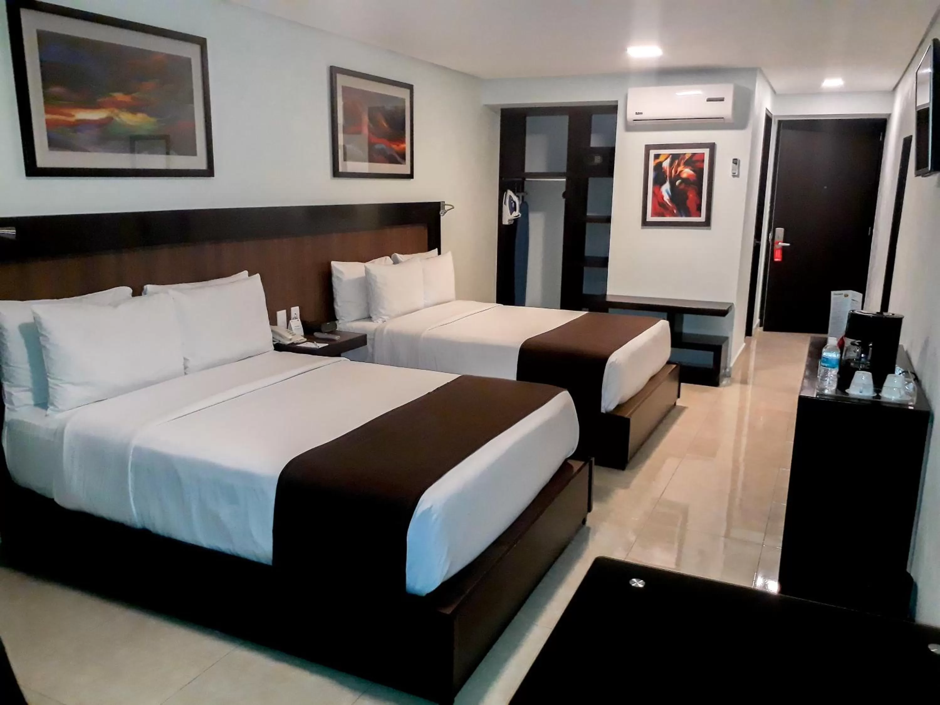 Bedroom, Bed in Hotel & Suites PF