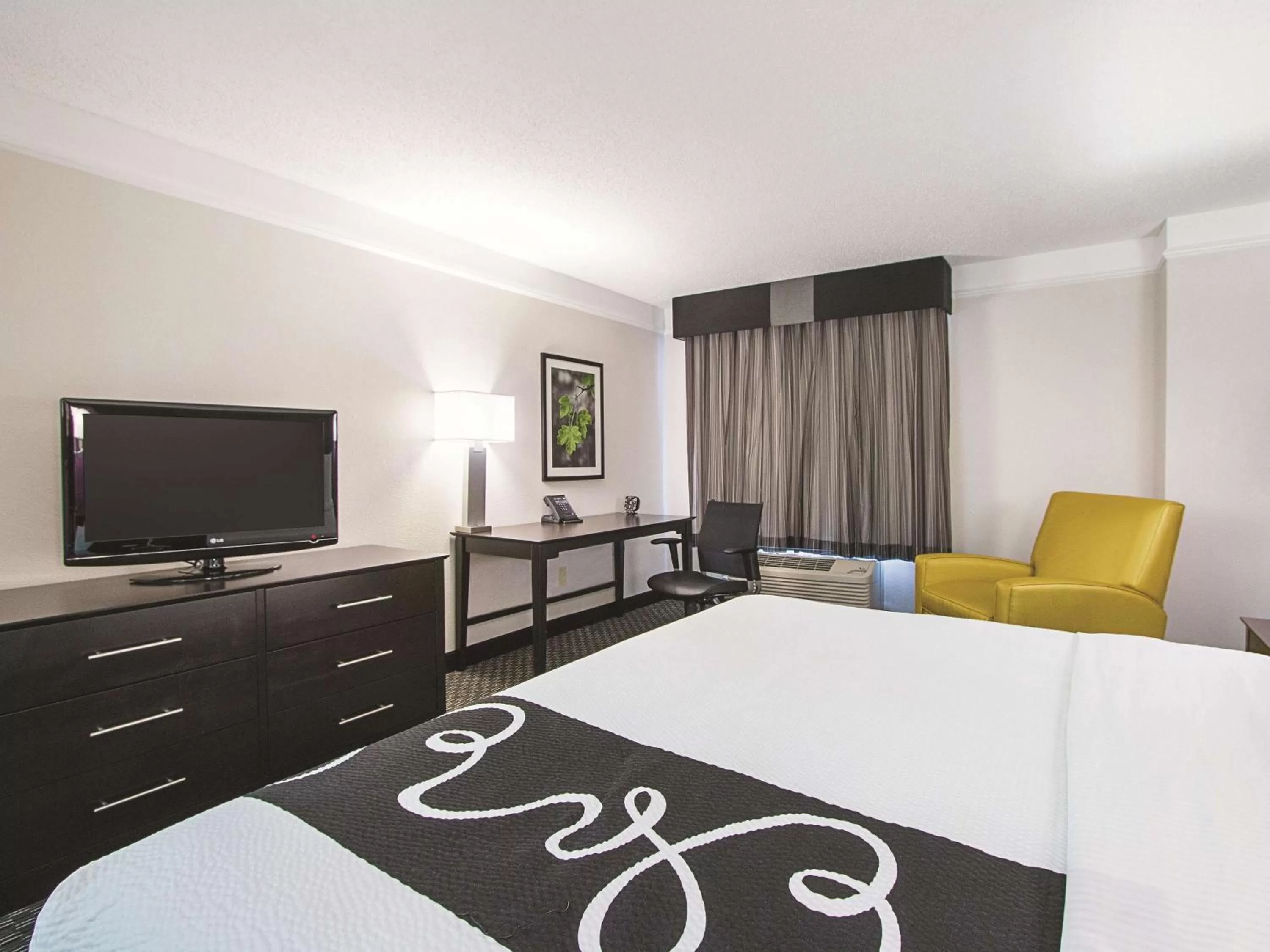 Photo of the whole room, Bed in La Quinta Inn by Wyndham Fresno Yosemite