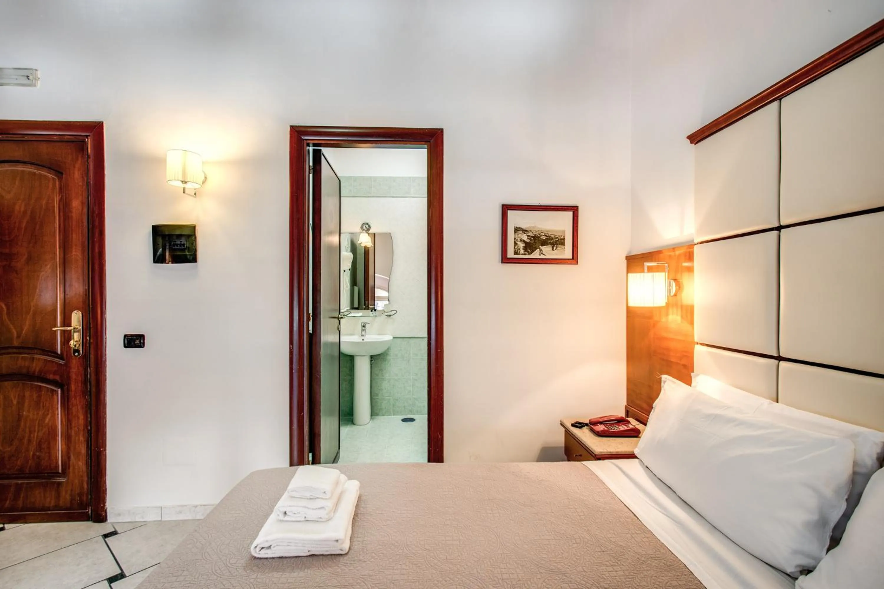 Bedroom, Bed in Hotel Garibaldi