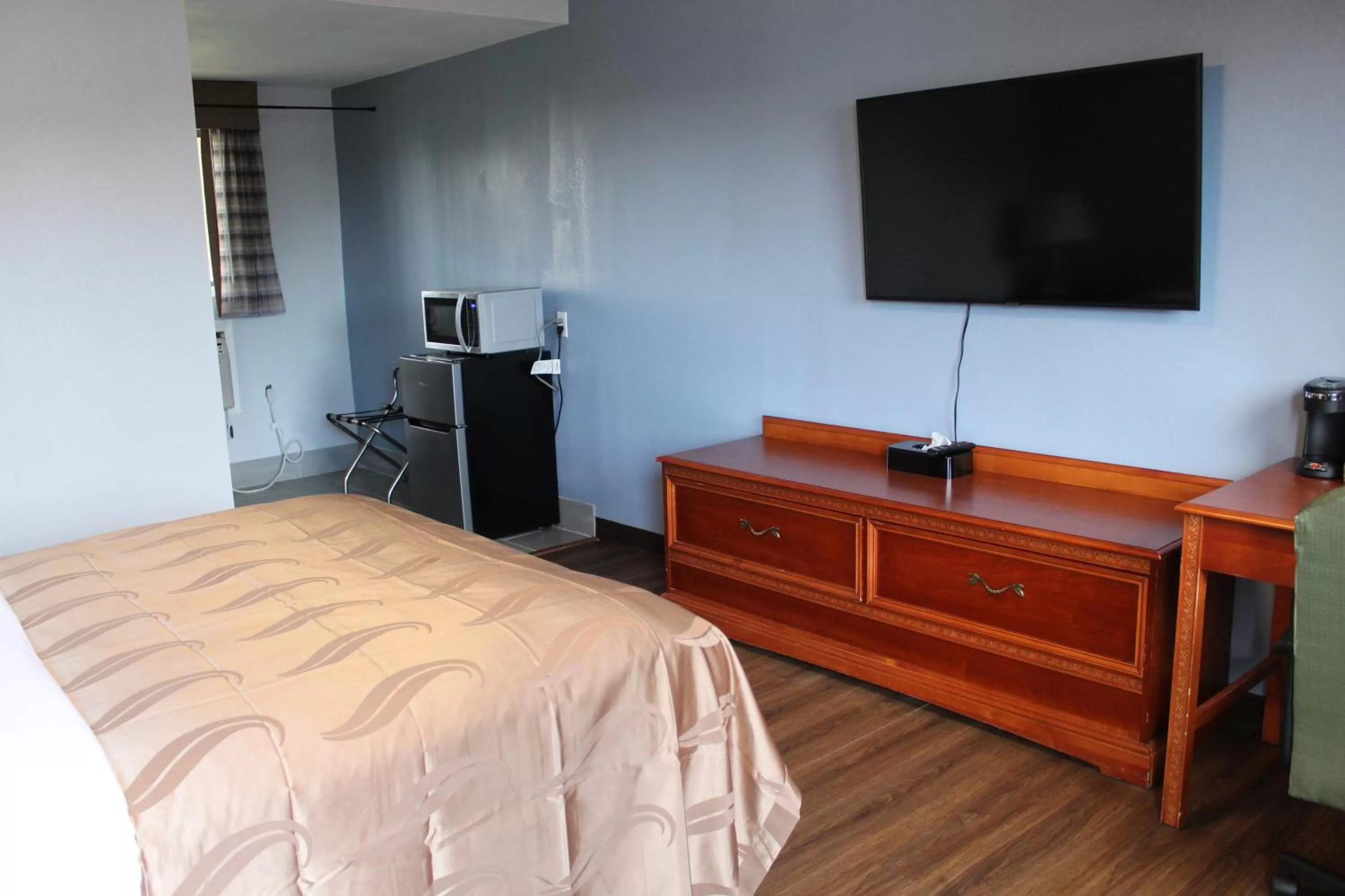 TV and multimedia, Bed in Quality Inn - On The Lake Clarksville-Boydton