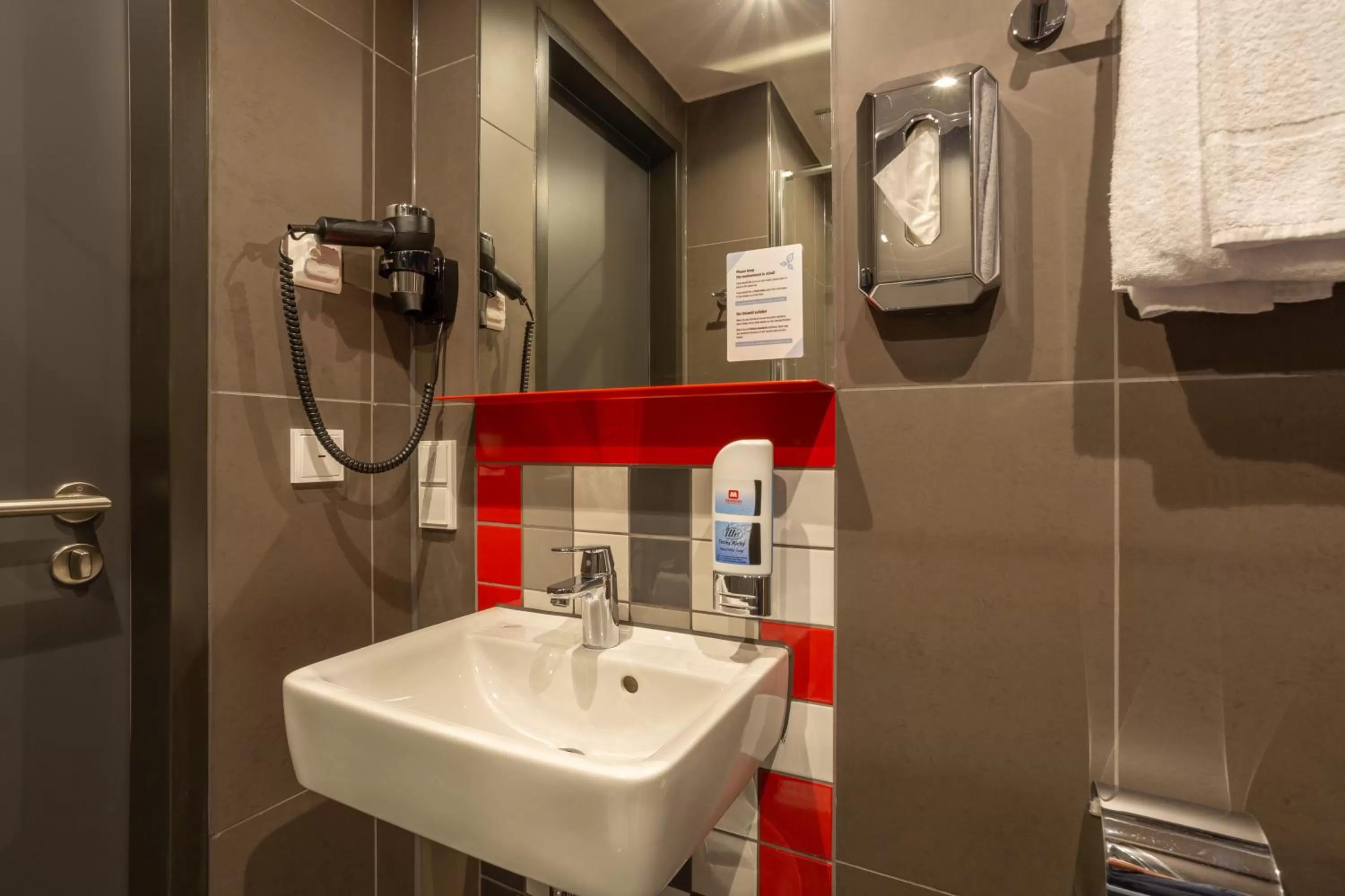 Bathroom in MEININGER Hotel Heidelberg Hauptbahnhof