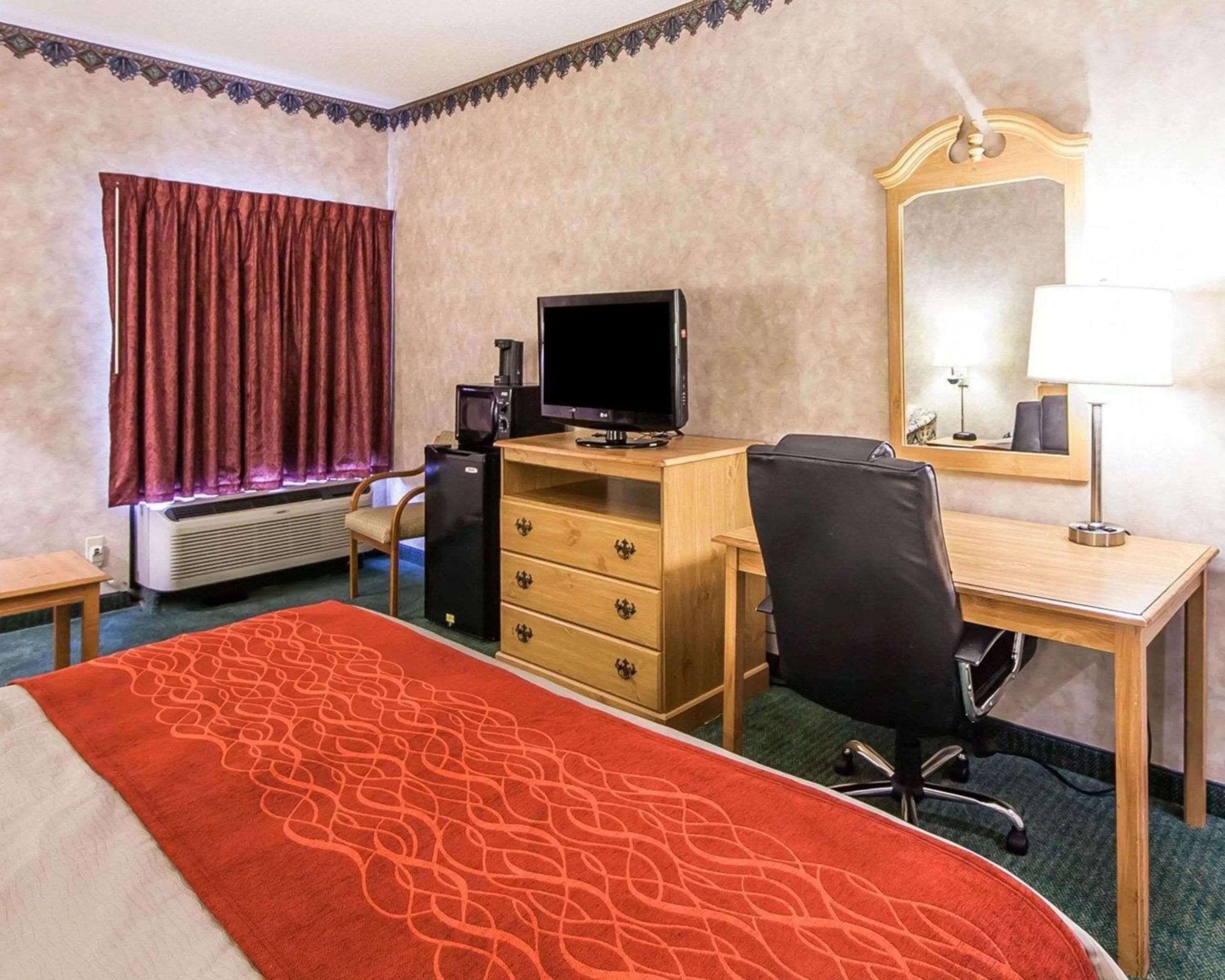 Photo of the whole room, Bed in Econo Lodge Newport Smoky Mountains Gateway