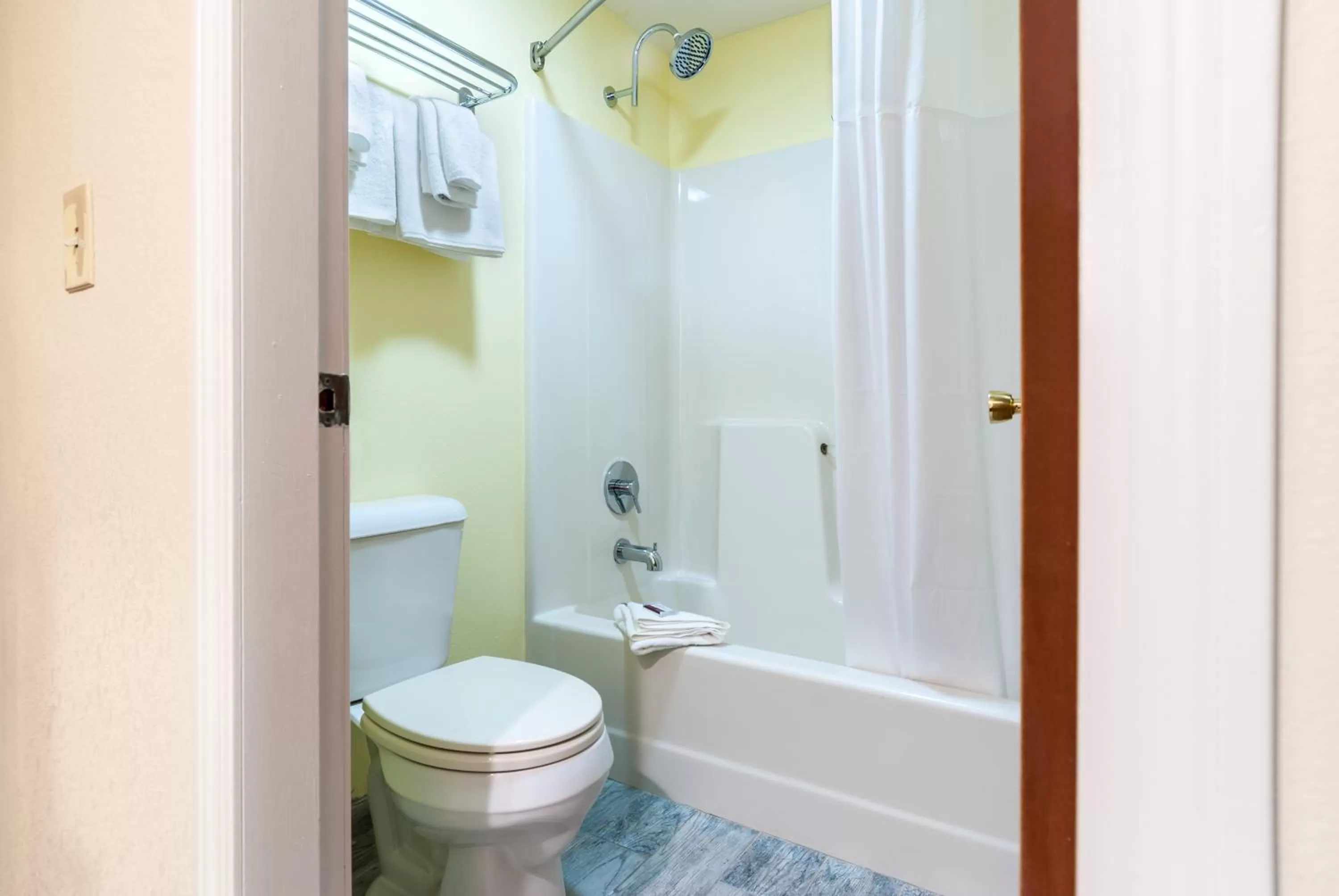 Bathroom in Days Inn by Wyndham Tamworth