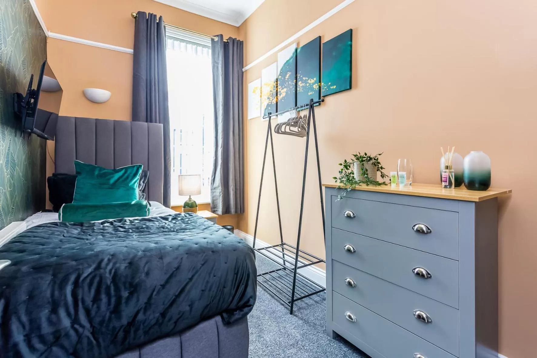 Bedroom, Bed in Comfy-Stays - Lower Ocean Road