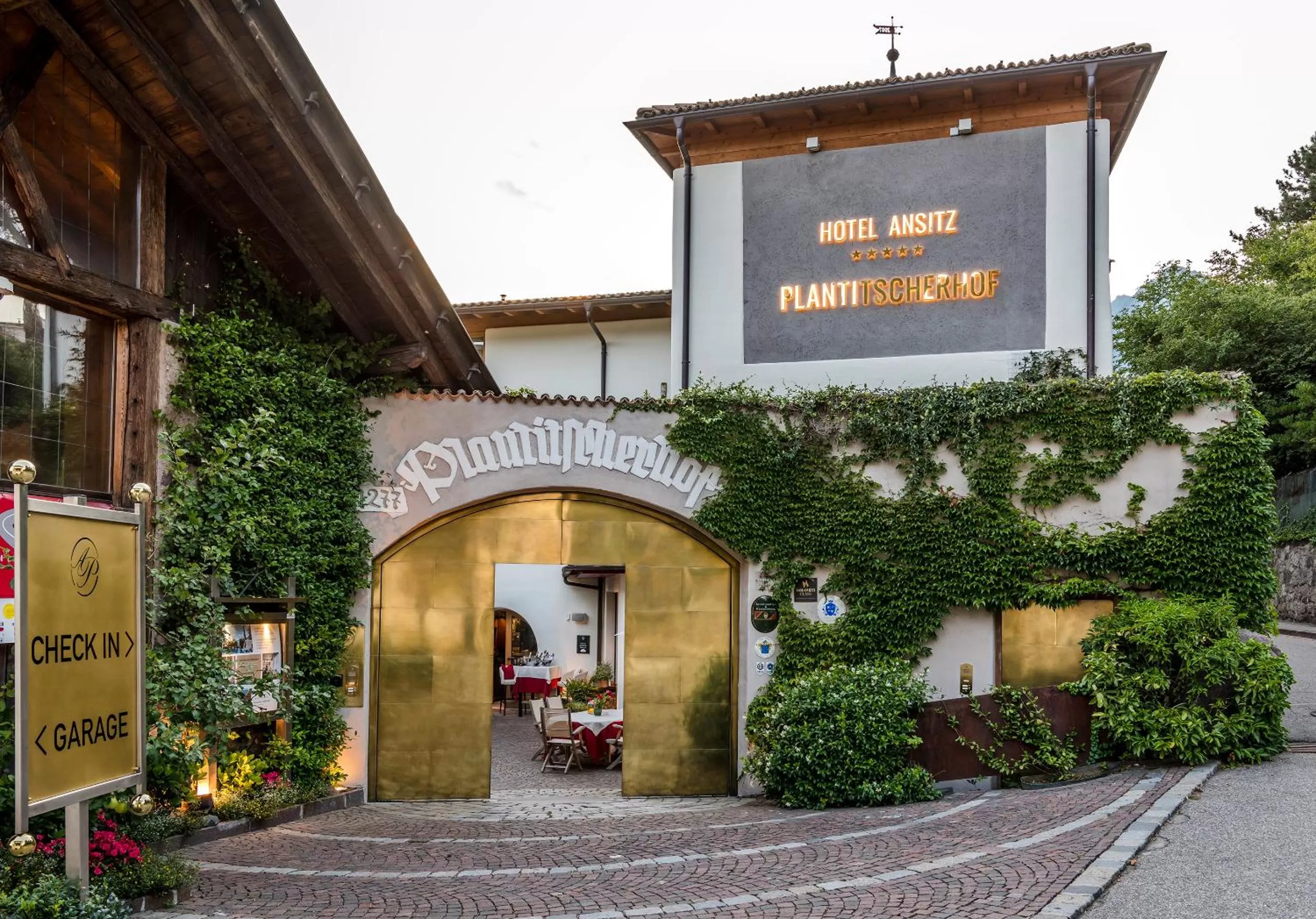 Facade/entrance in Hotel Ansitz Plantiz