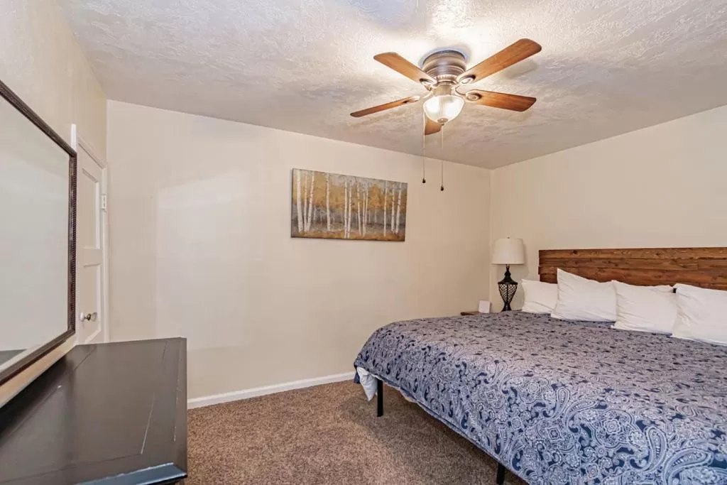 Bedroom, Bed in Suites of Lava Hot Springs