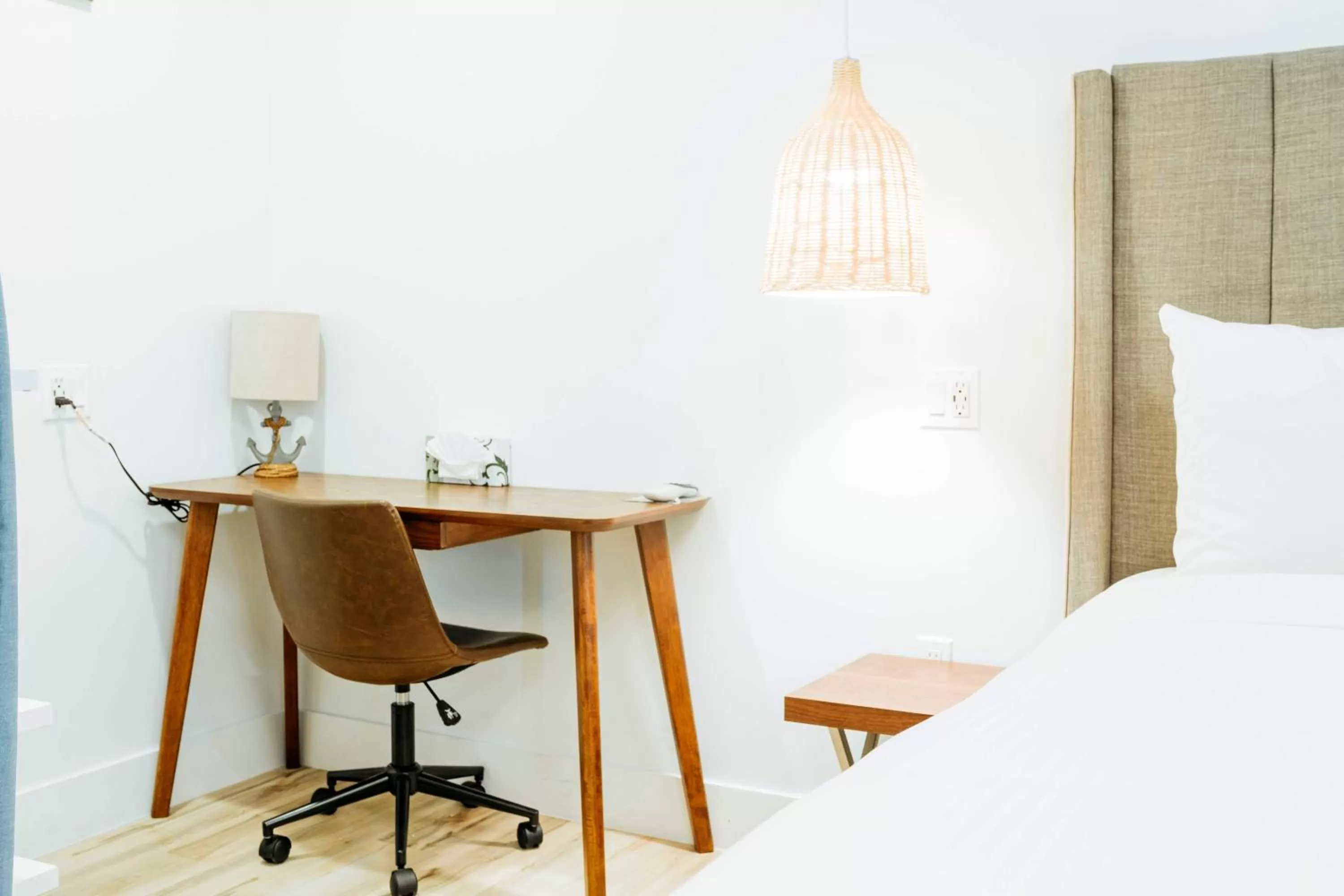 Bed in The Belmont Shore Inn