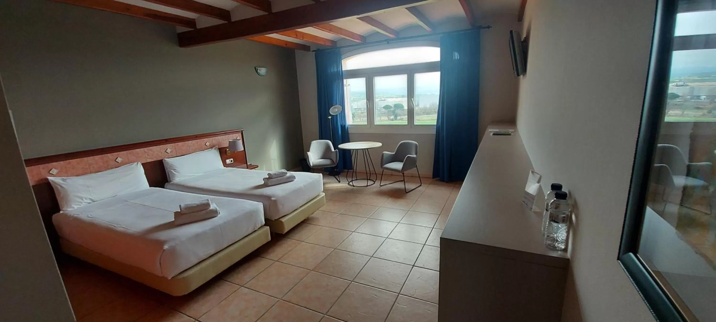 Photo of the whole room, Bed in Mas de la Sala