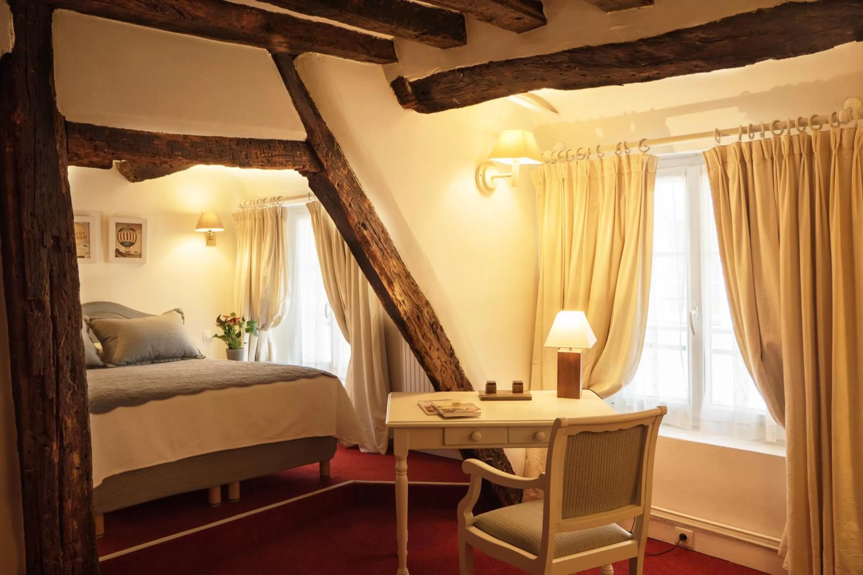 Bed in Hôtel du Cygne Paris