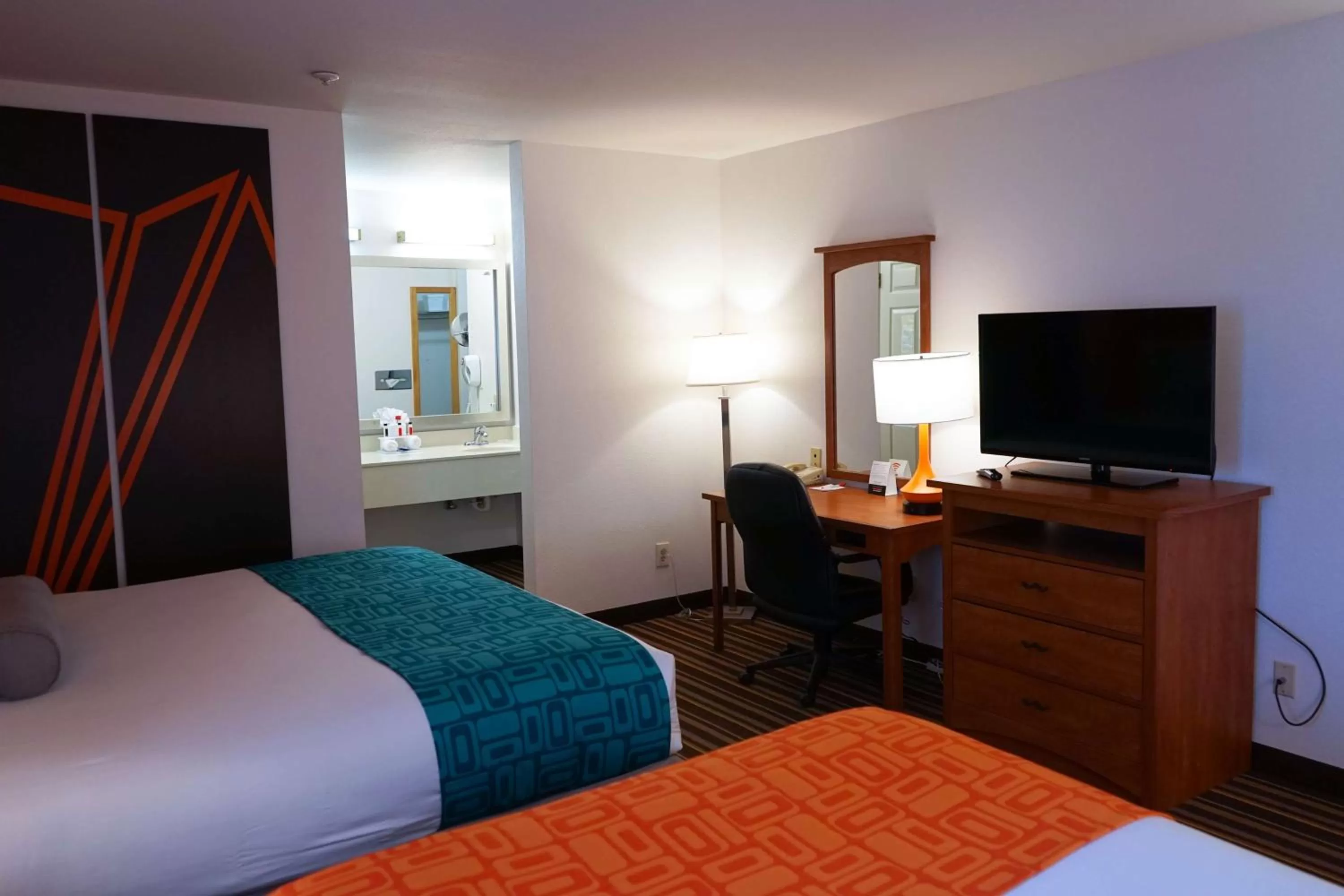 Photo of the whole room, Bed in Howard Johnson by Wyndham Salinas