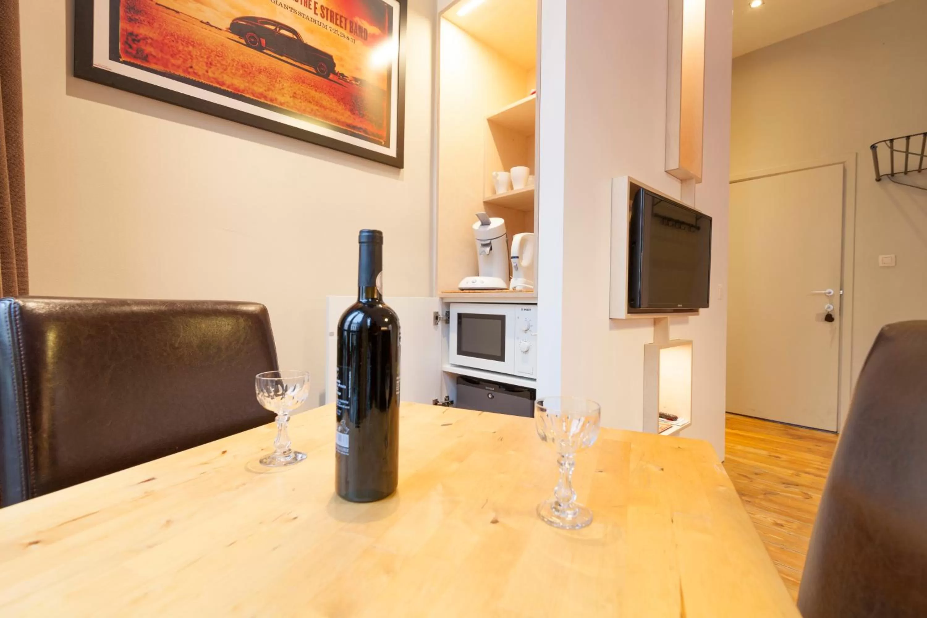 Food and drinks in Because the Night city lodge