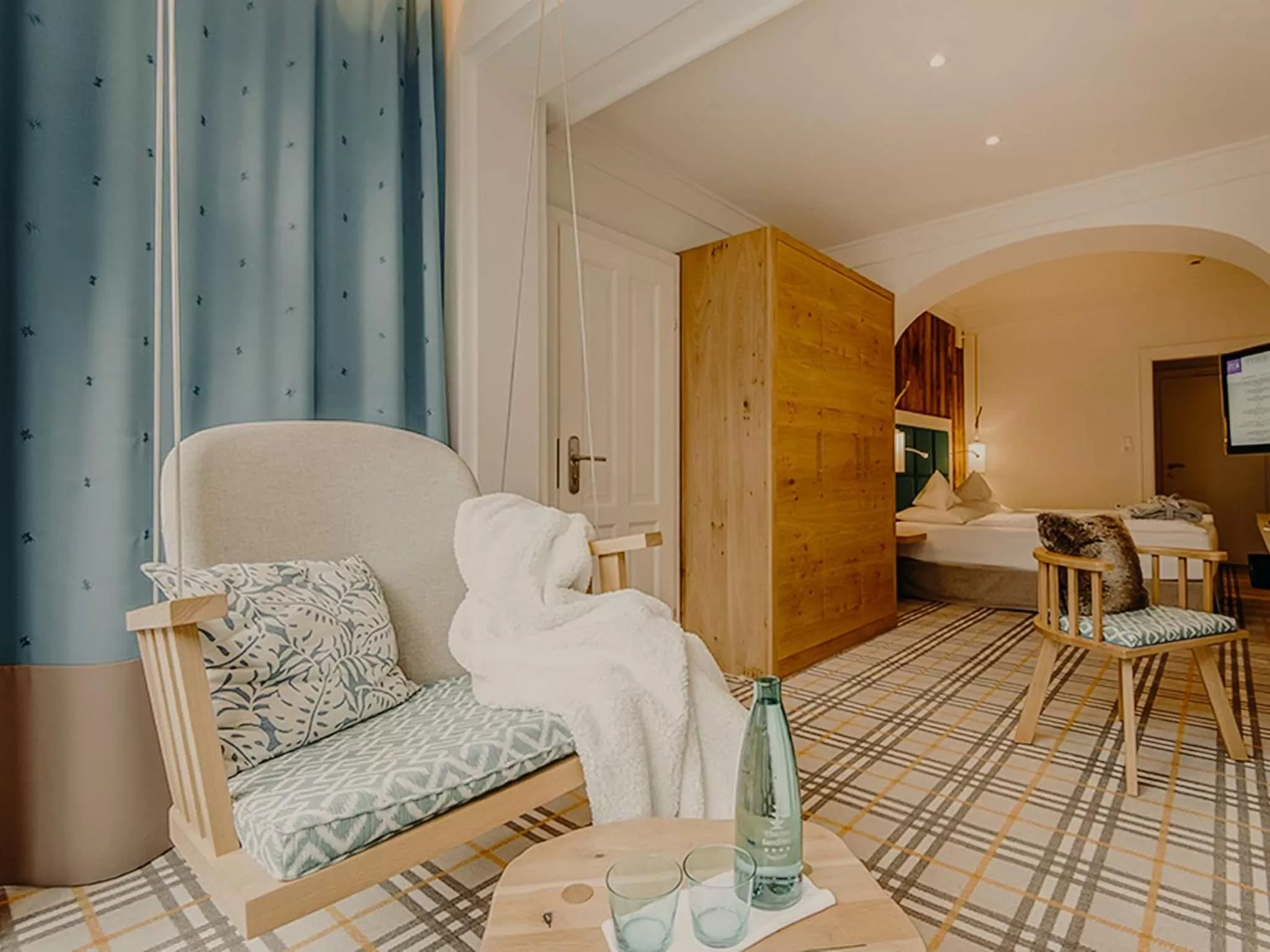 Photo of the whole room, Bed in Sendlhofer's