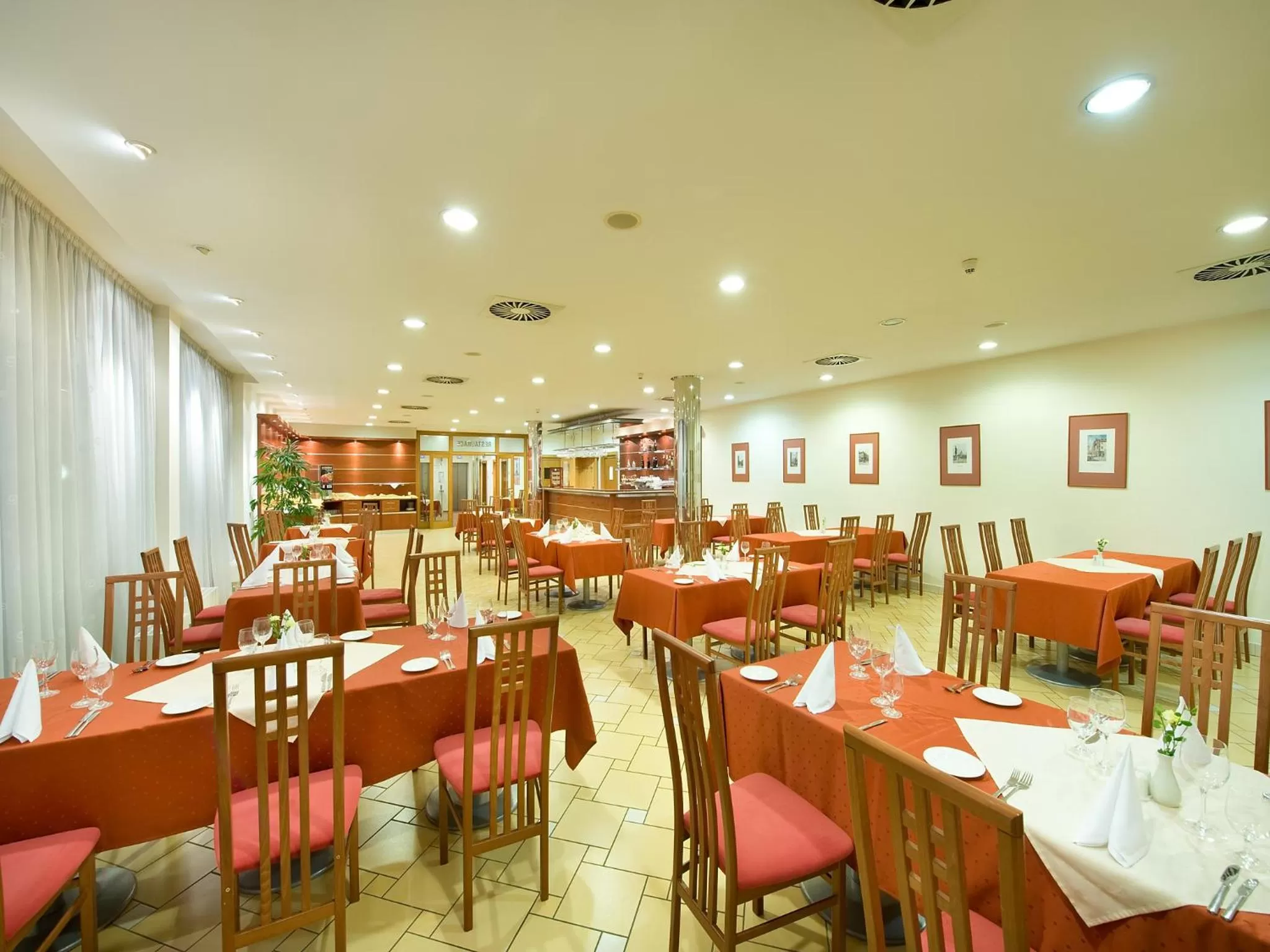 Restaurant/places to eat in Ramada Airport Hotel Prague