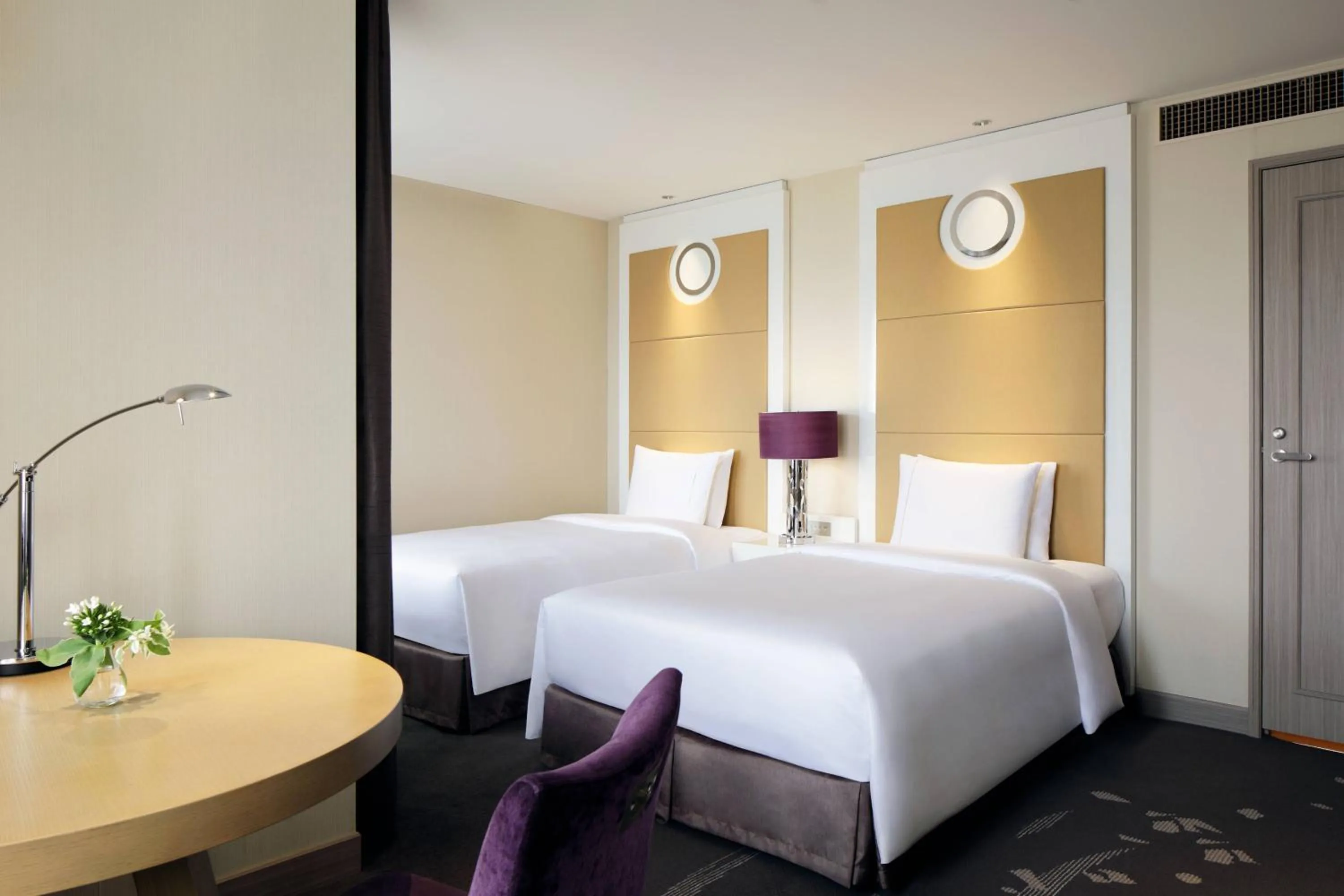 Photo of the whole room, Bed in Tokyo Marriott Hotel