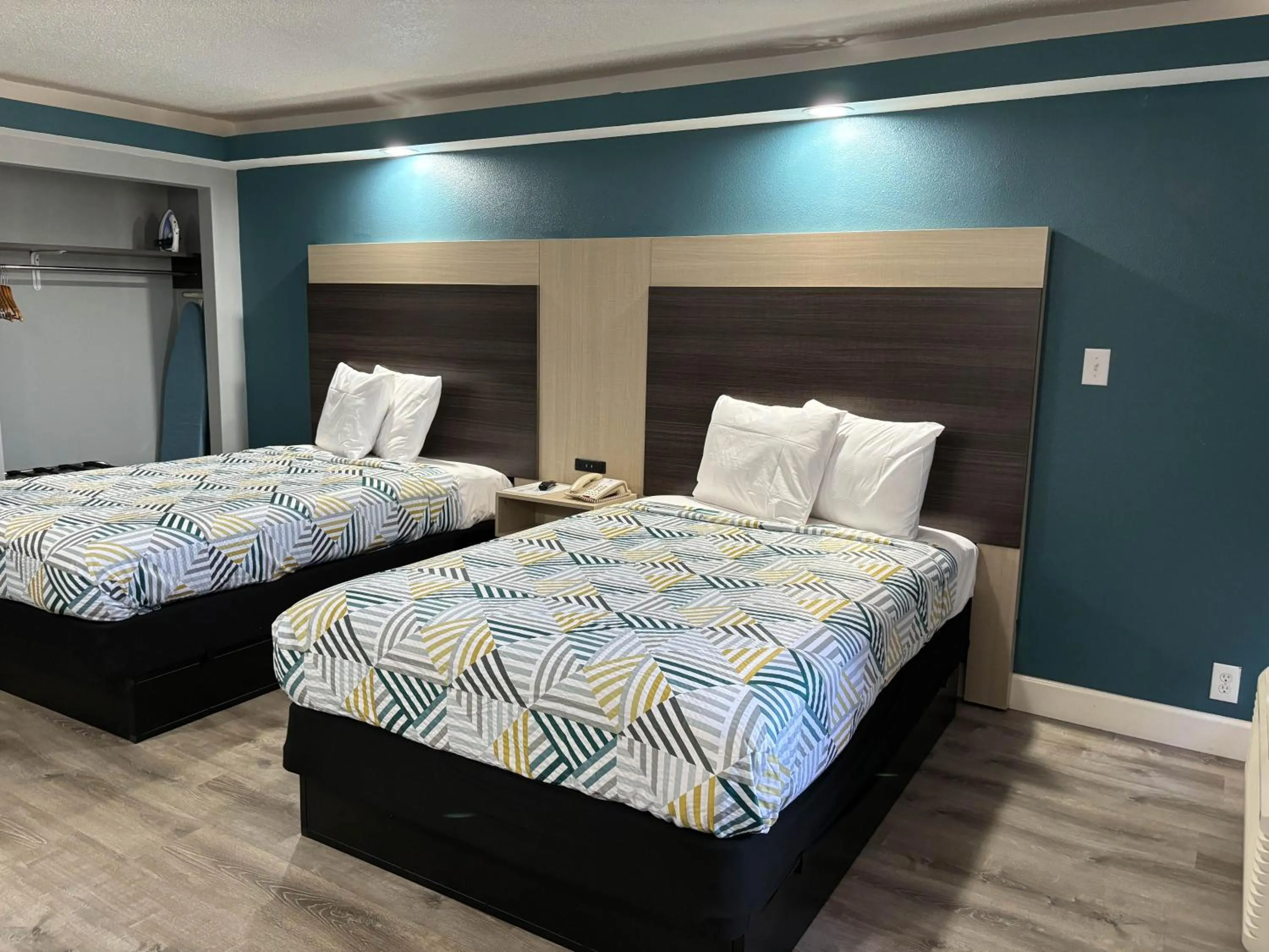 Bedroom, Bed in Studio 6 Suites Memphis, TN East Memphis