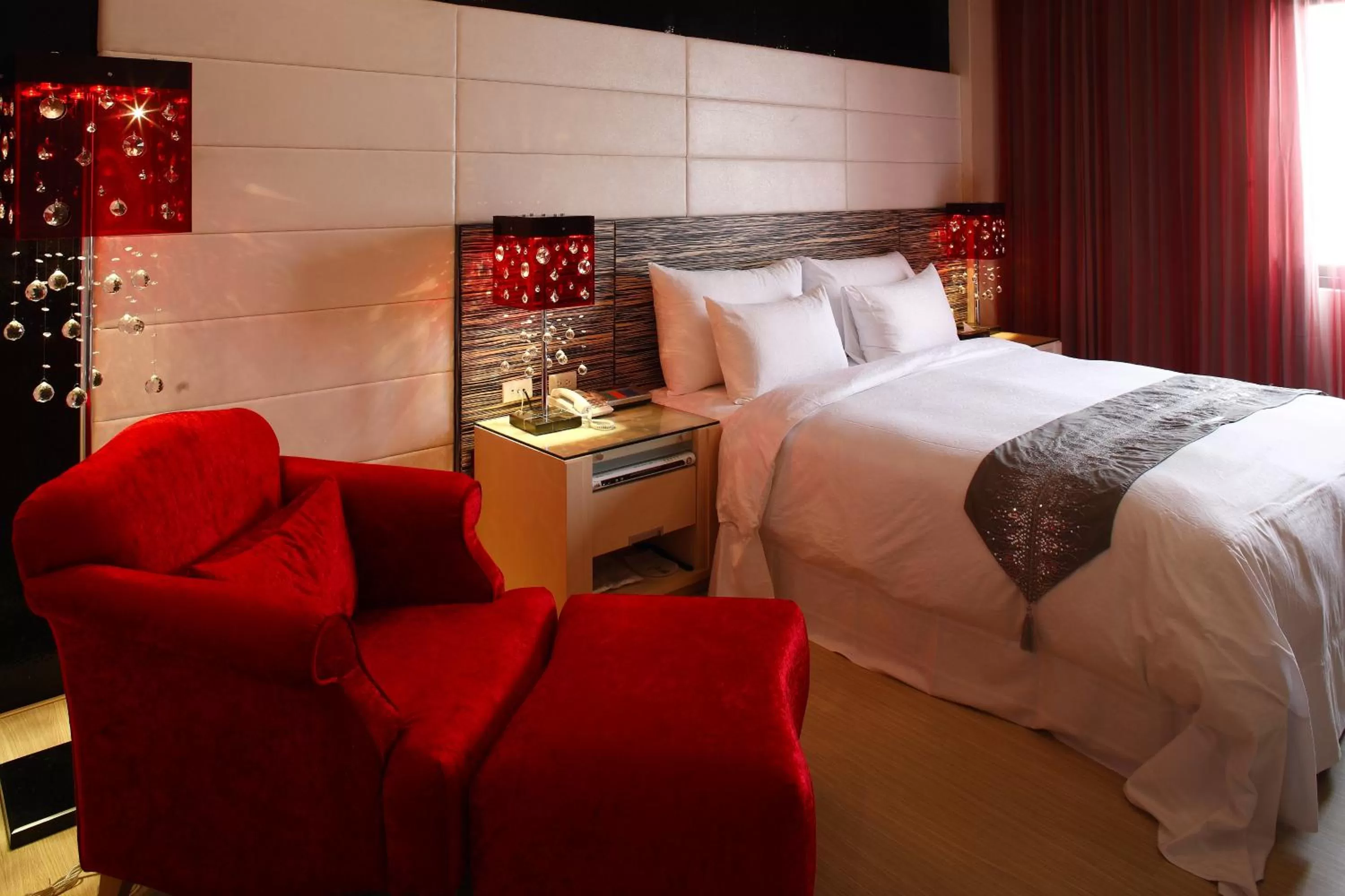 Photo of the whole room, Bed in Dryad Motel