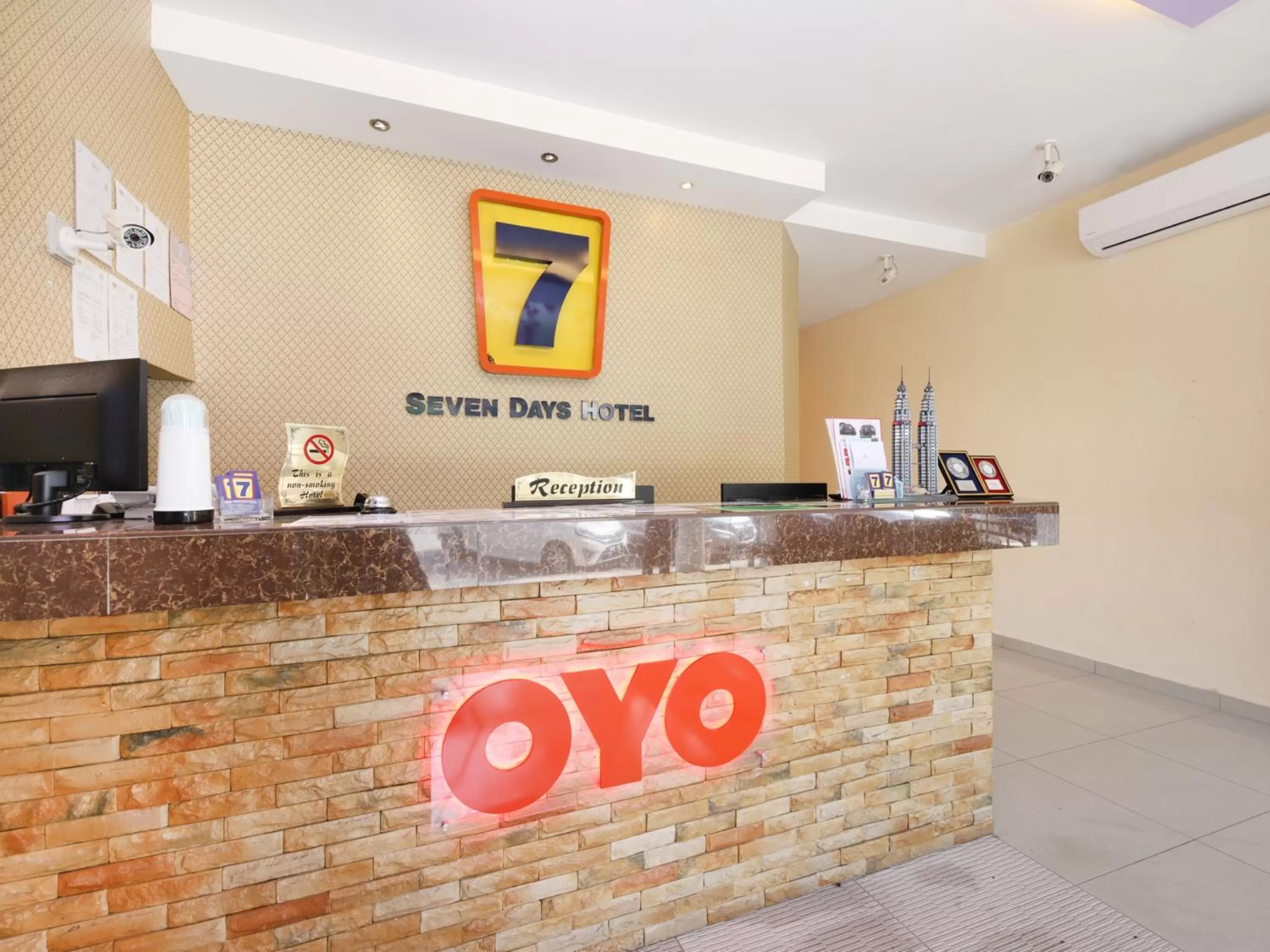 Lobby or reception in Super OYO 635 Seven Days Hotel