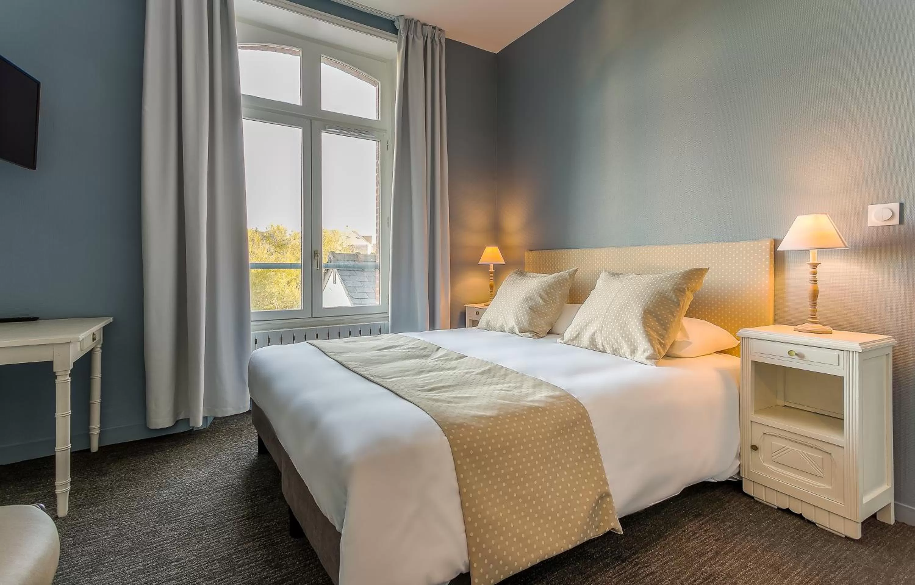 Photo of the whole room, Bed in Hôtel des Marais Salants