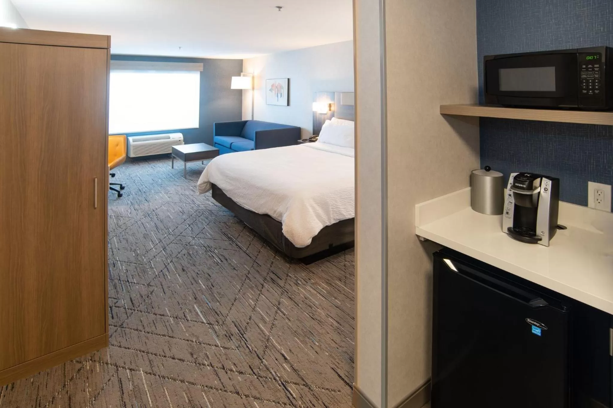Photo of the whole room, Bed in Holiday Inn Express & Suites - Moose Jaw by IHG