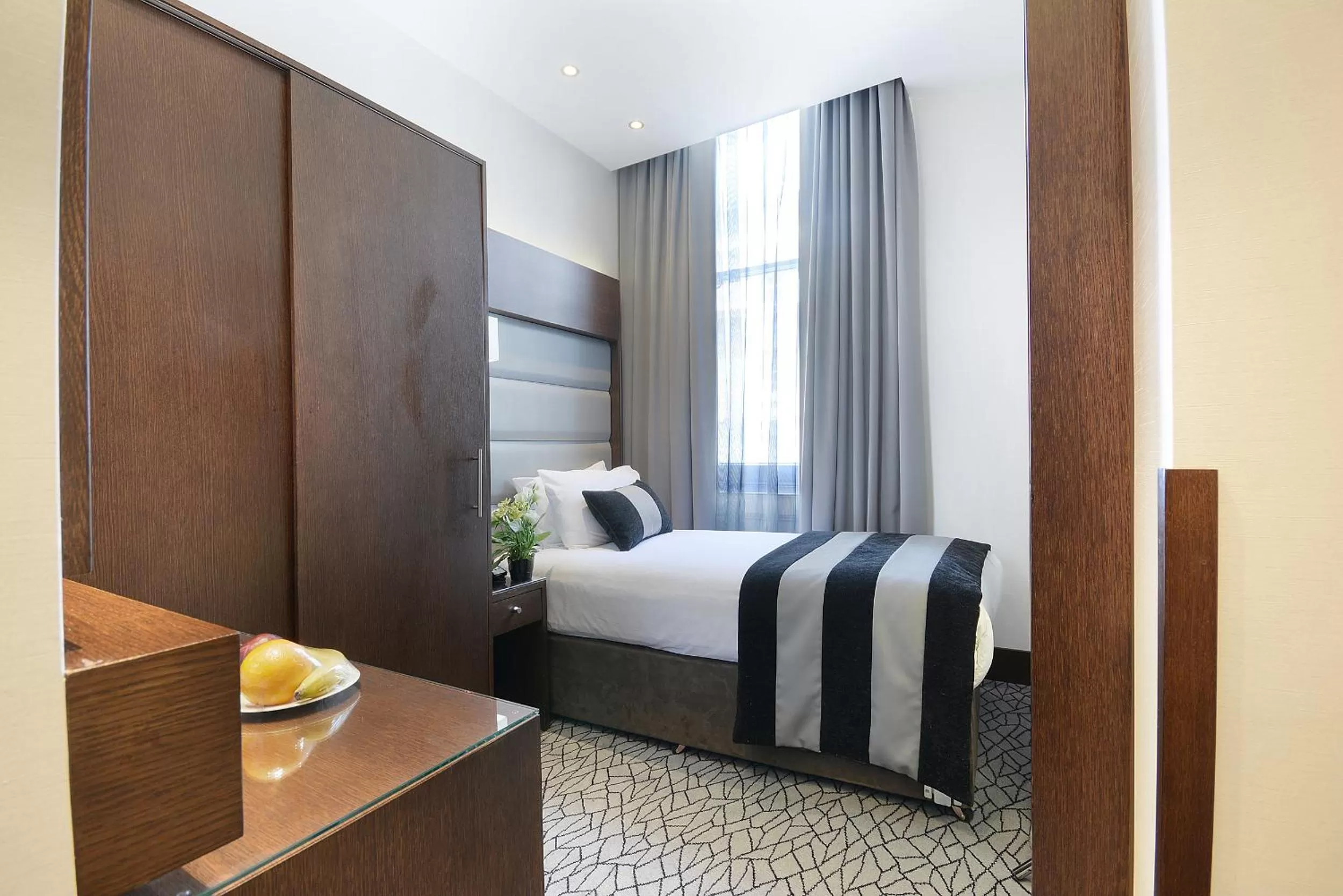 Bedroom, Bed in Park Grand Paddington Court