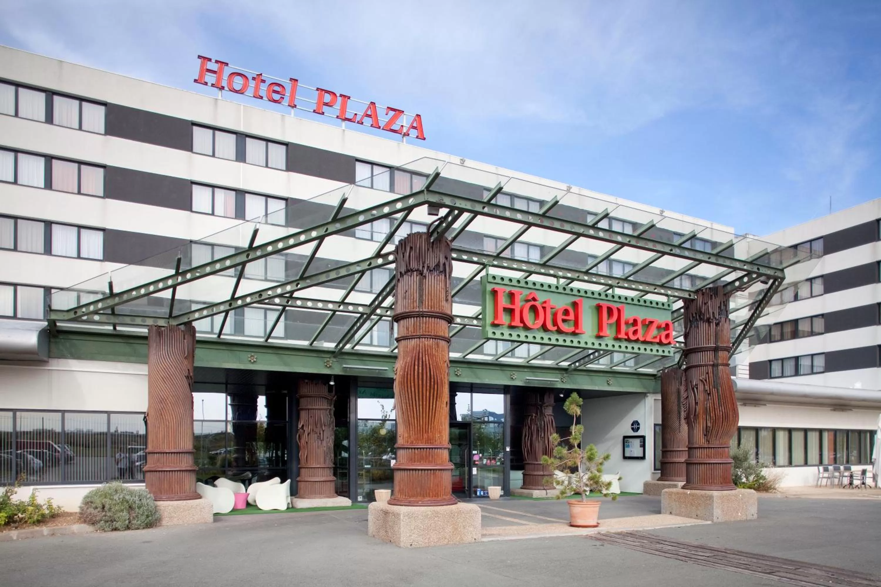 Facade/entrance in Hotel Plaza - site du Futuroscope