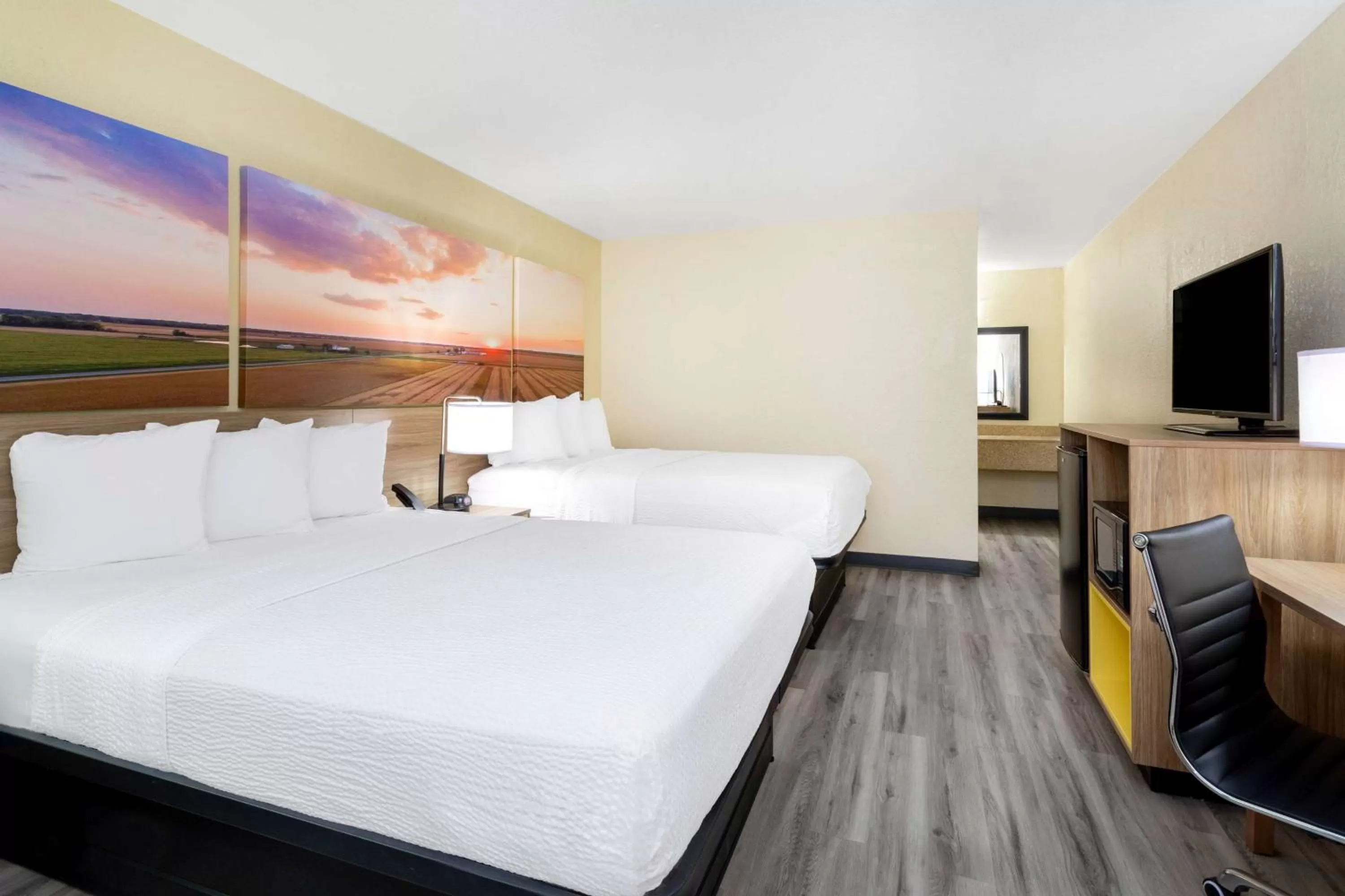 Photo of the whole room, Bed in Days Inn & Suites by Wyndham Clovis