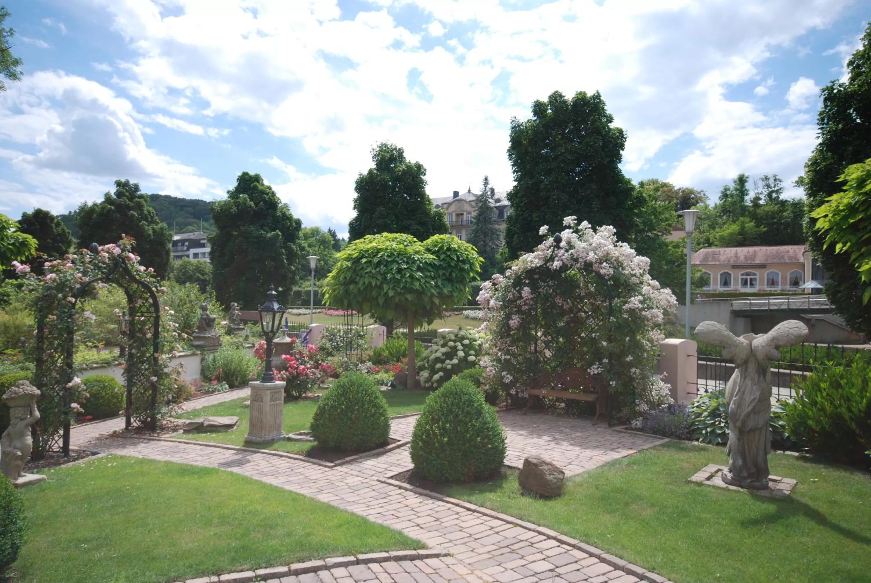 Garden view in Hotel Residenz am Rosengarten