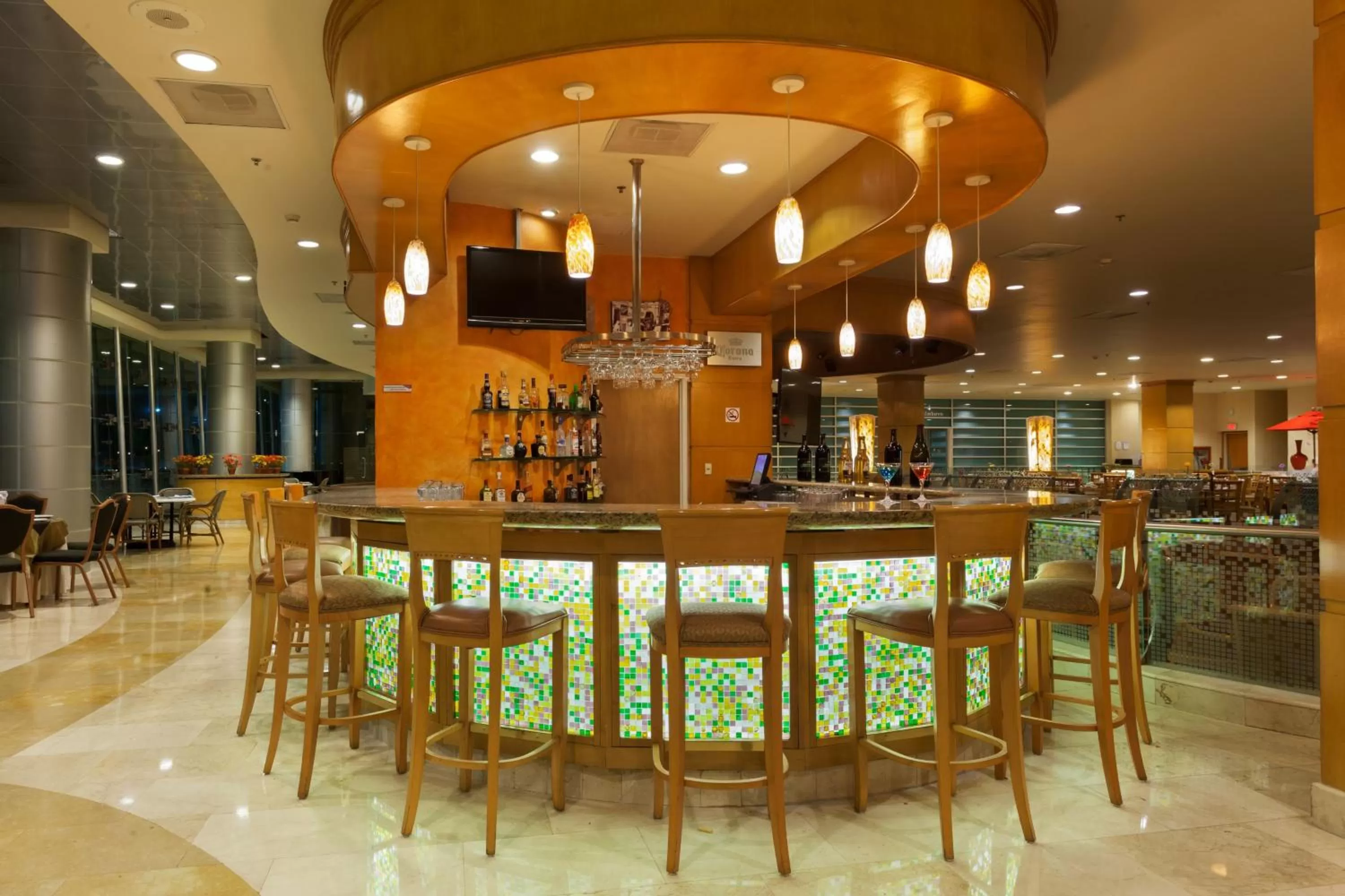 Lounge or bar in Crowne Plaza Torreon by IHG