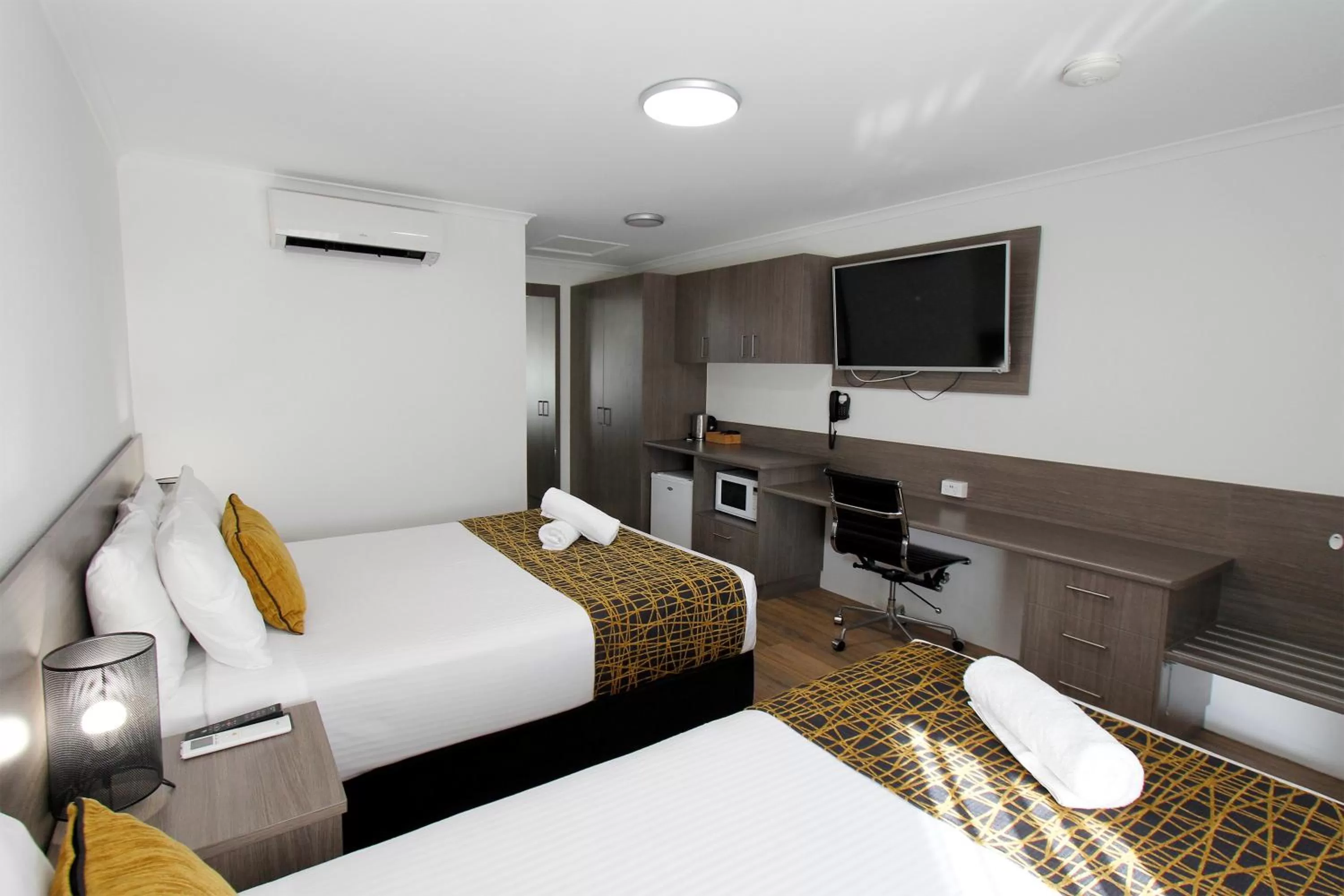 Photo of the whole room, Bed in The Stirling Motel