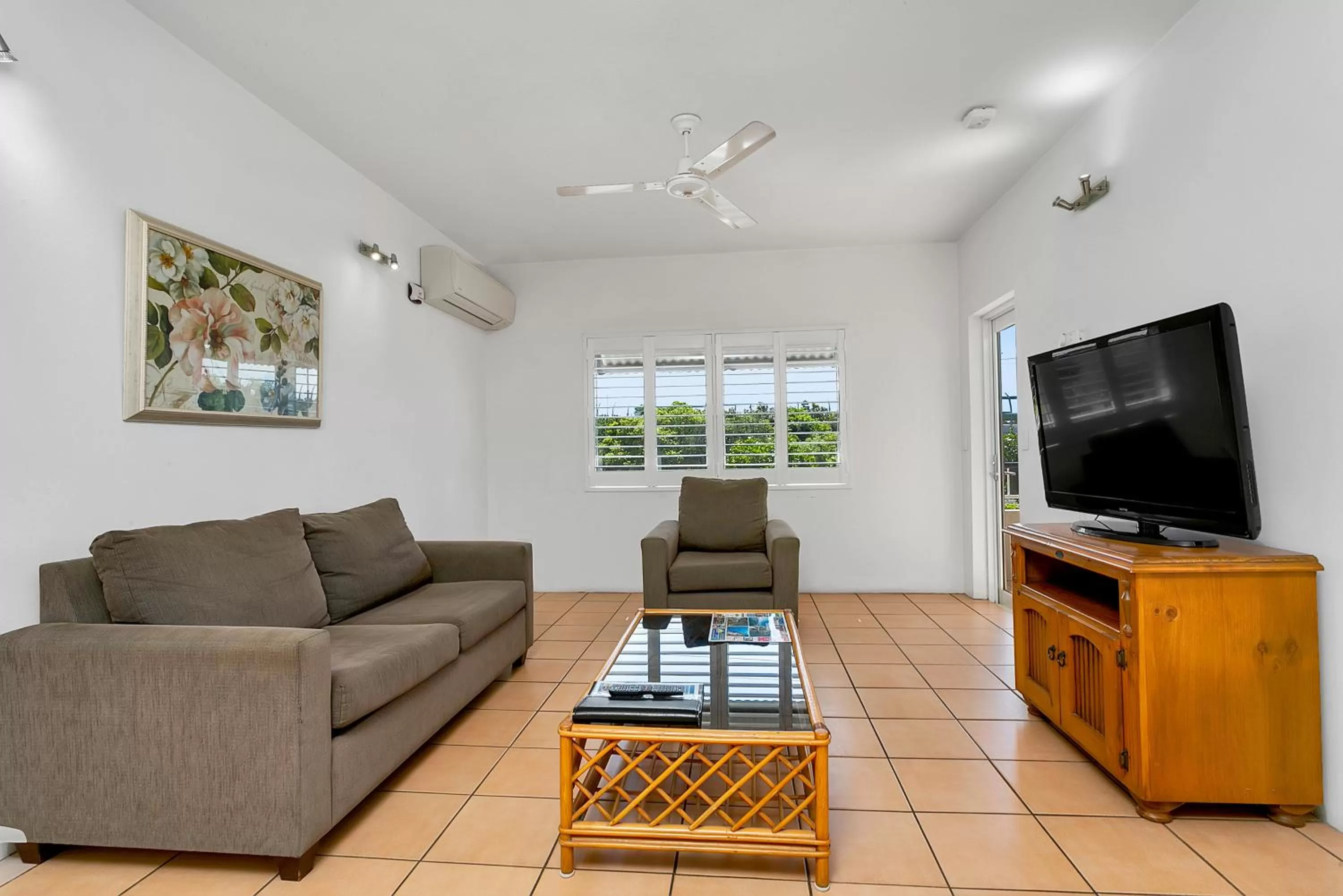 TV and multimedia in Cairns Reef Apartments & Motel
