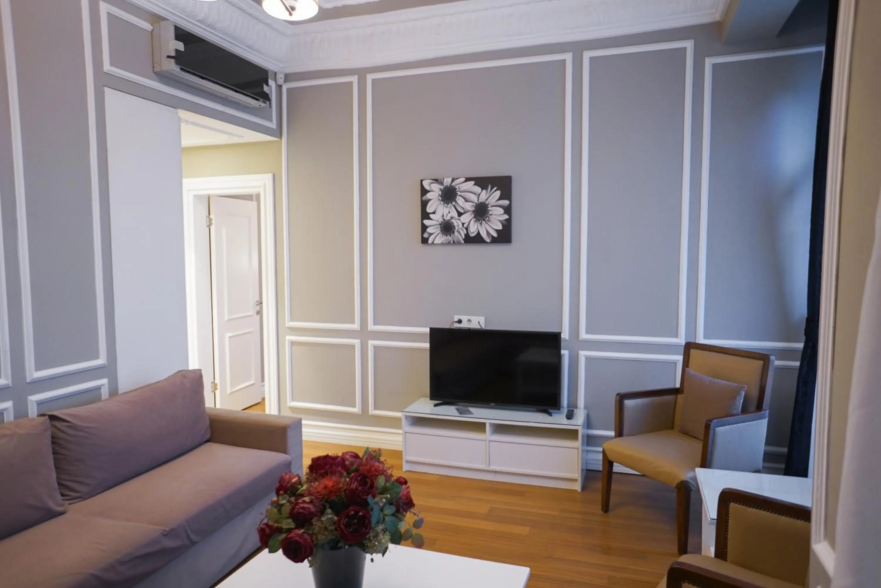Communal lounge/ TV room in Triada Hotel Taksim - Special Category