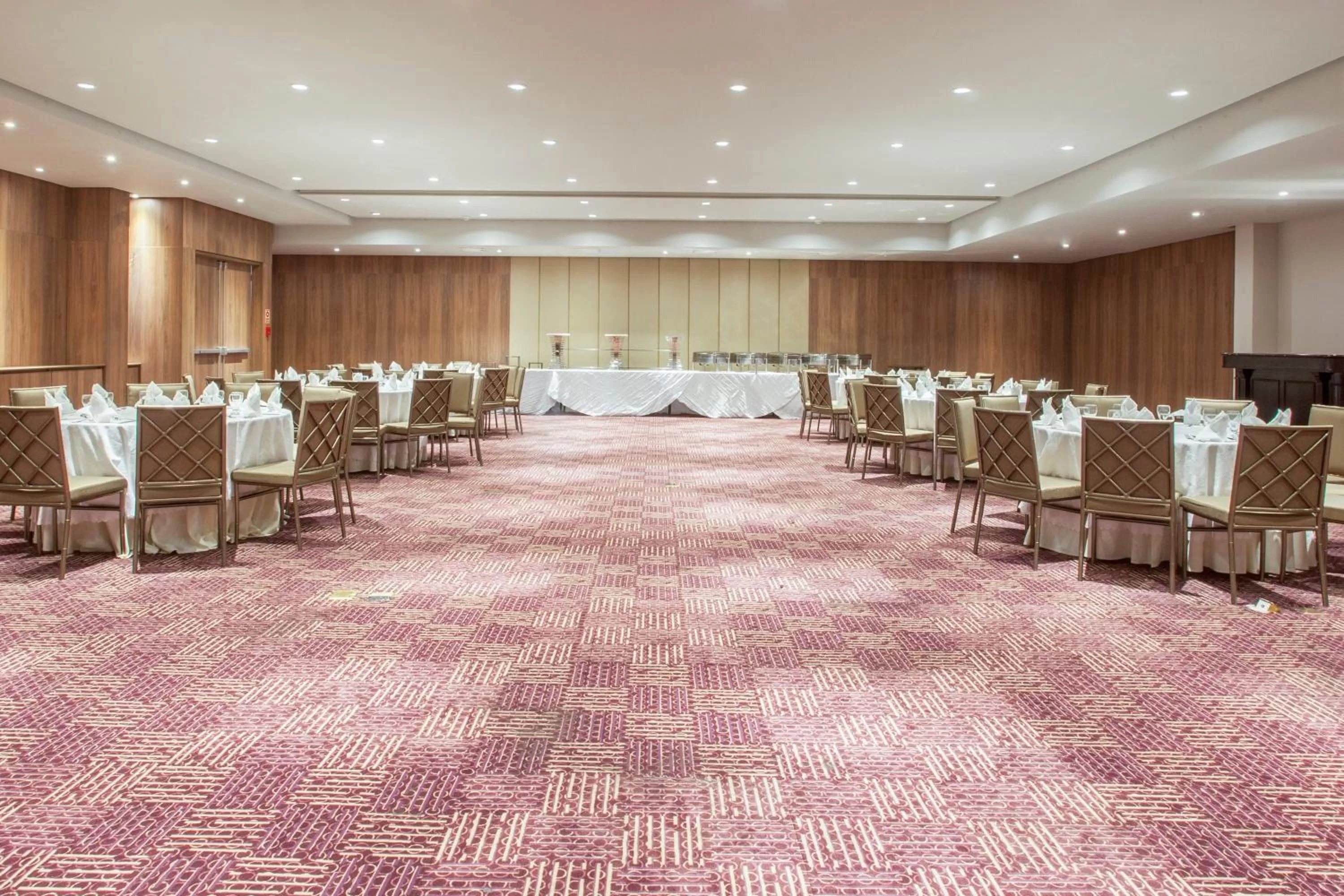 Meeting/conference room in Crowne Plaza Airport by IHG