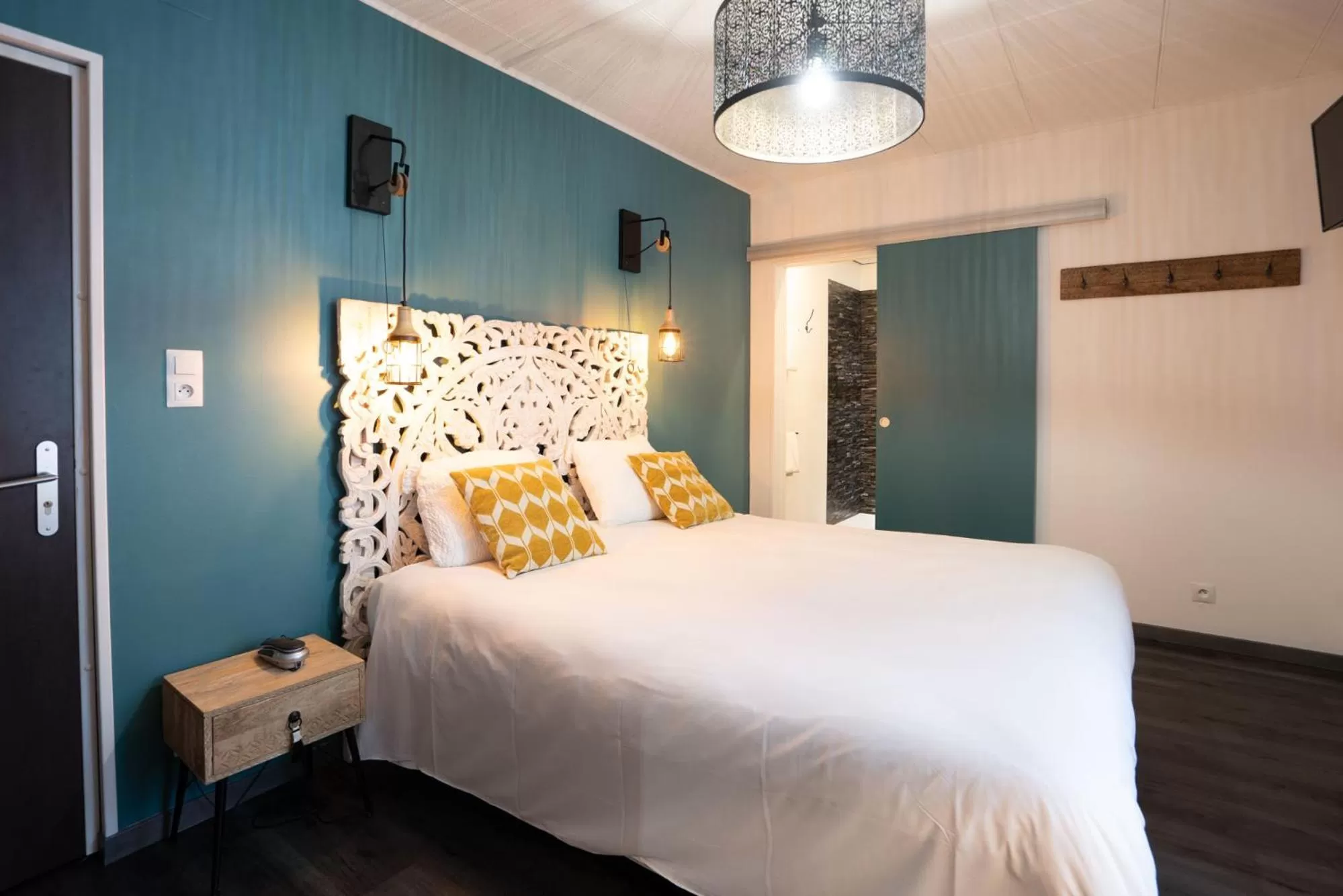 Bed in Logis Central Hôtel - Restaurant & Spa