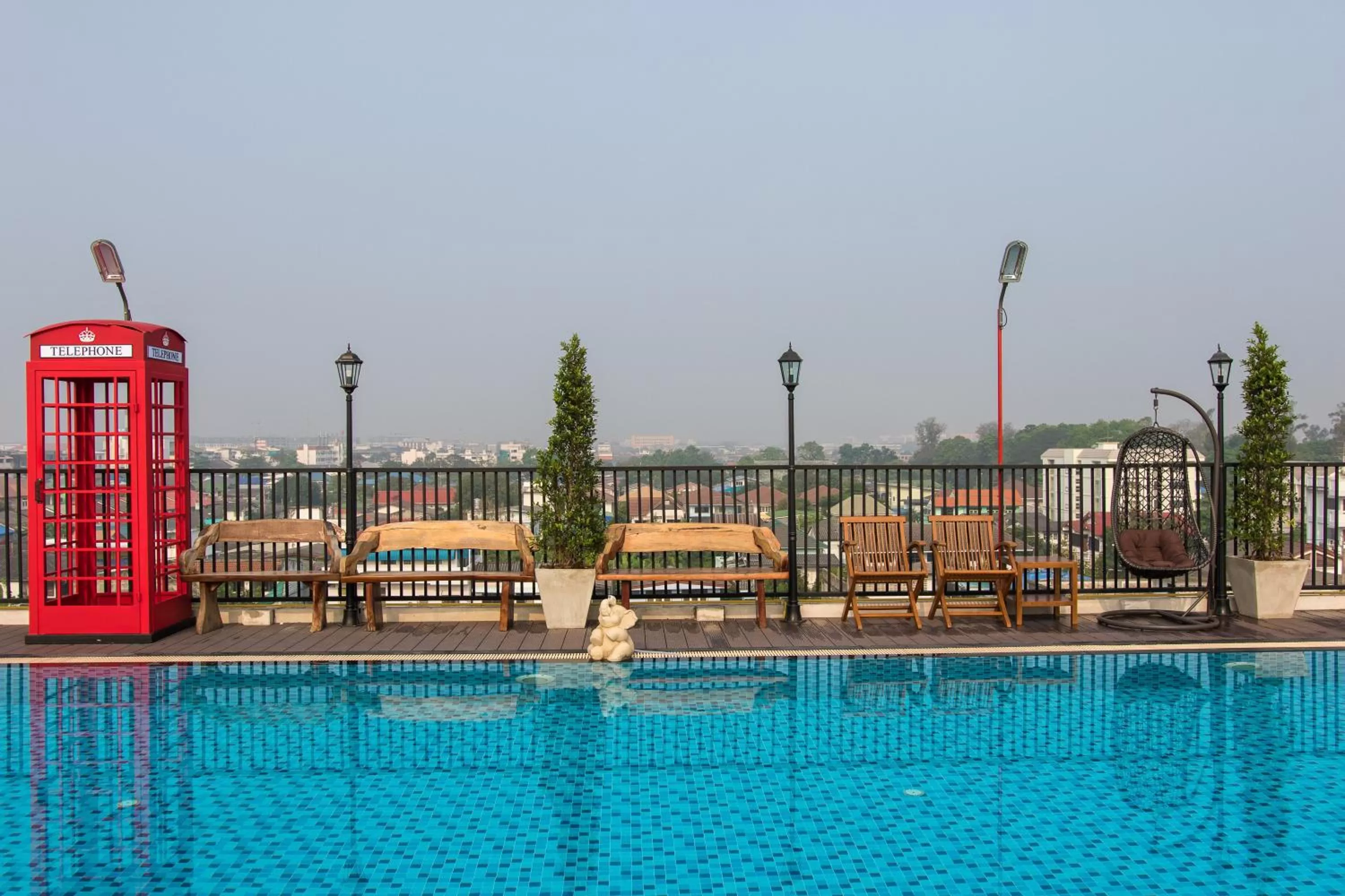 Swimming pool in B-your home Hotel Don Mueang Airport Bangkok 如你家酒店