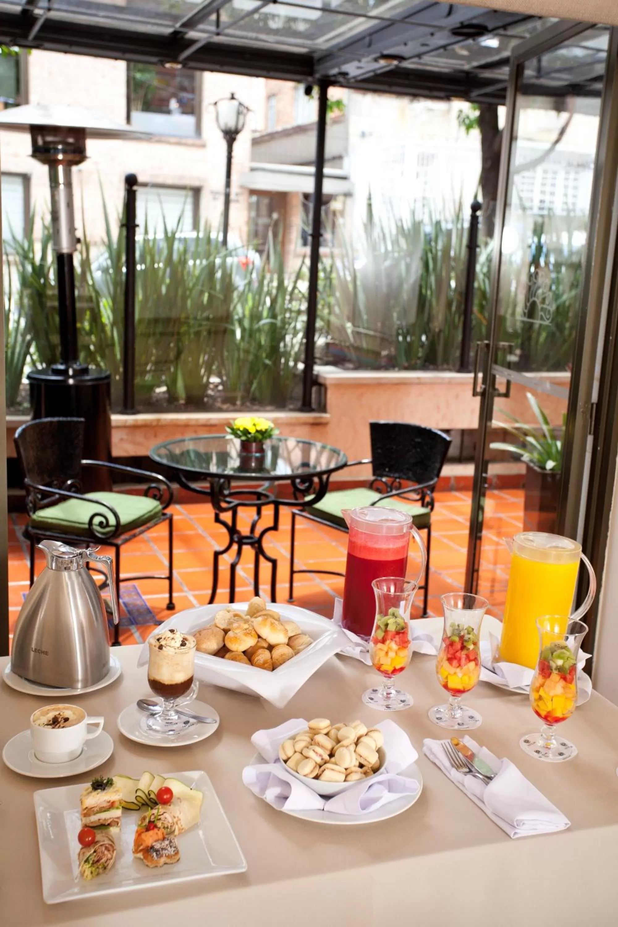 Restaurant/places to eat in Hotel Estelar Suites Jones