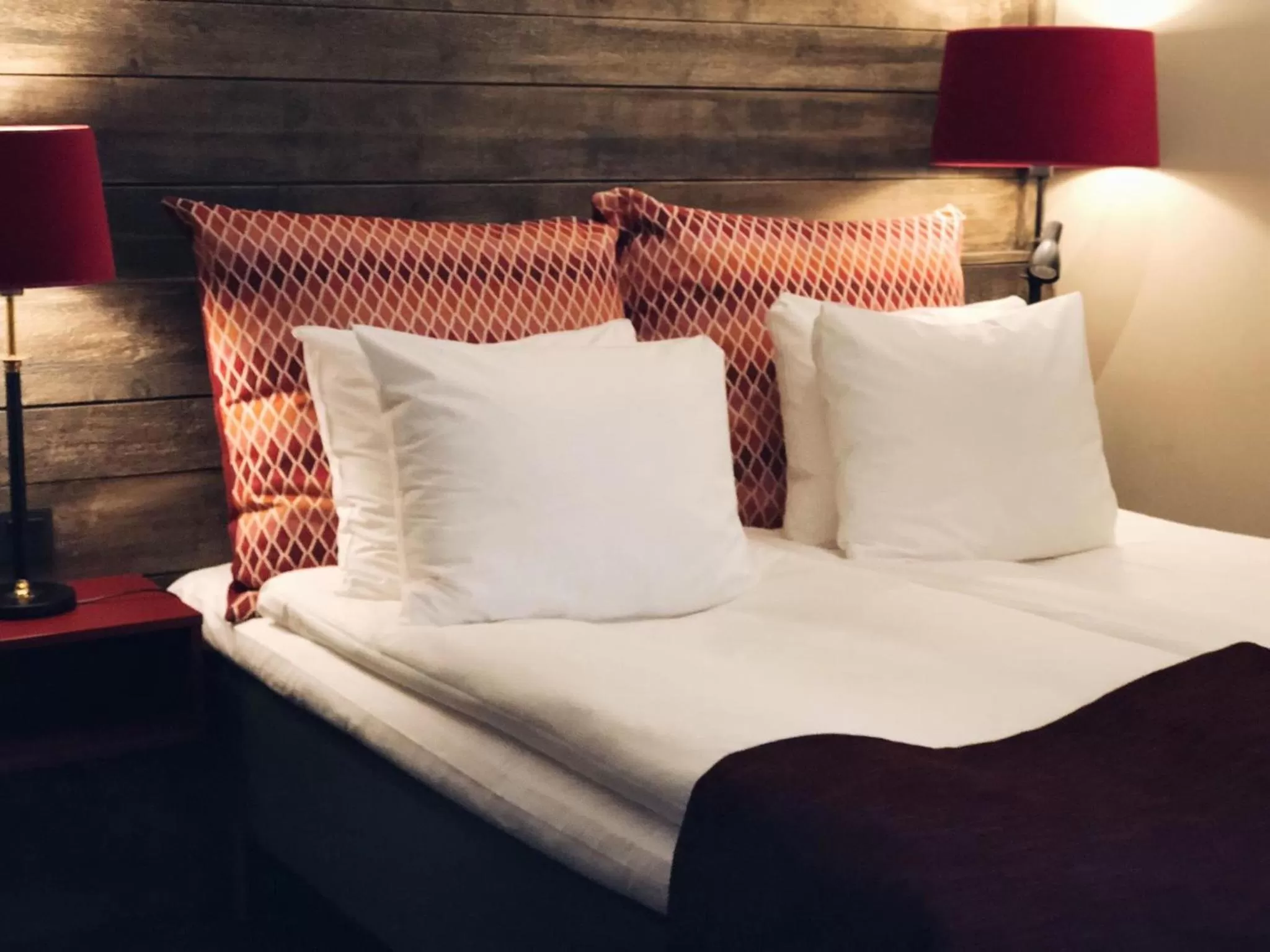 Shower, Bed in Hotell Nordic