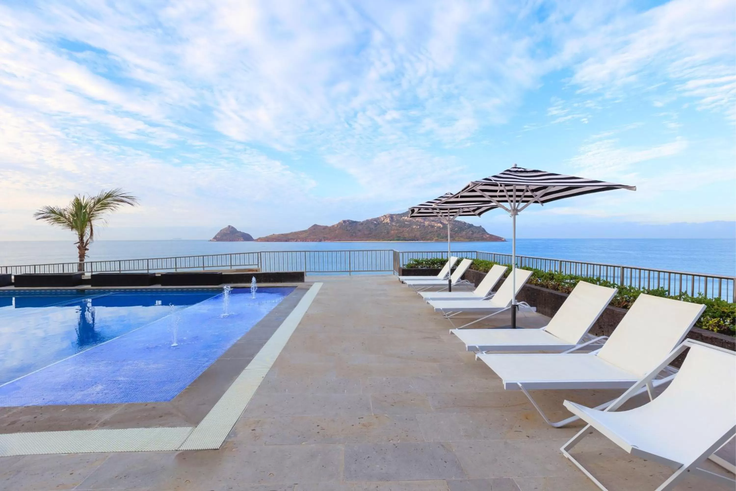 Swimming pool in Courtyard by Marriott Mazatlan Beach Resort