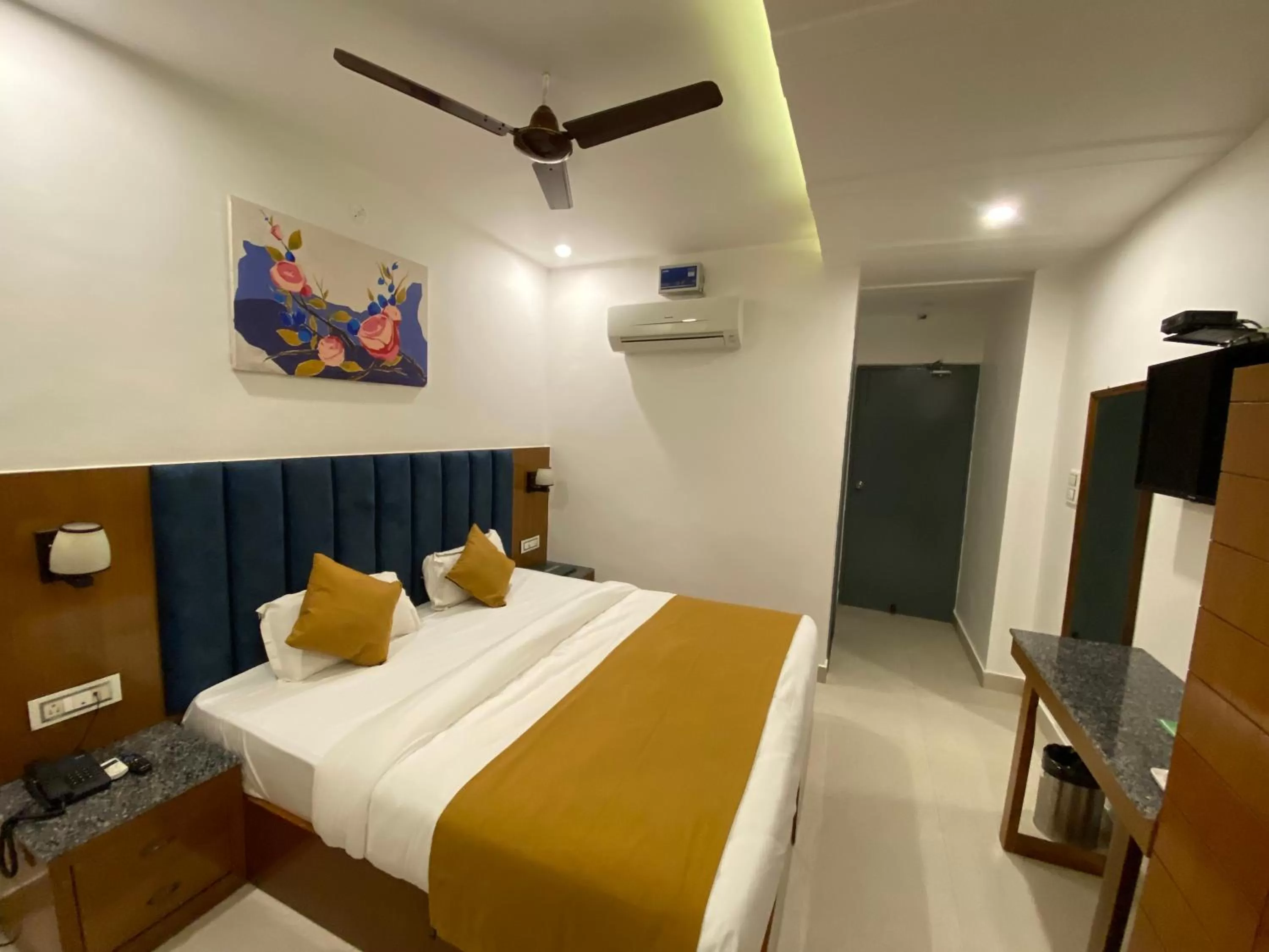 Bed in Hotel Shiva Yog Sthal