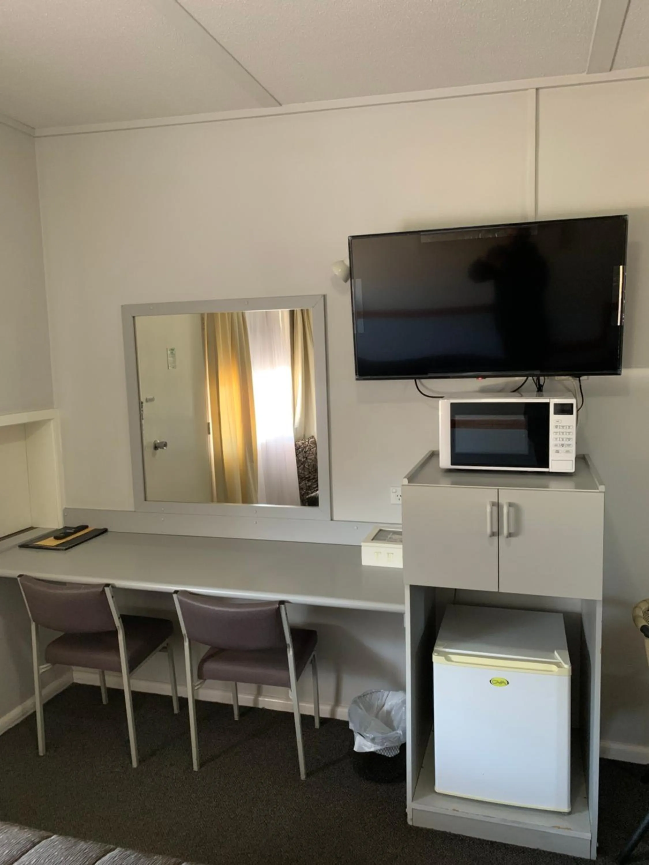 Breakfast in Orana Windmill Motel